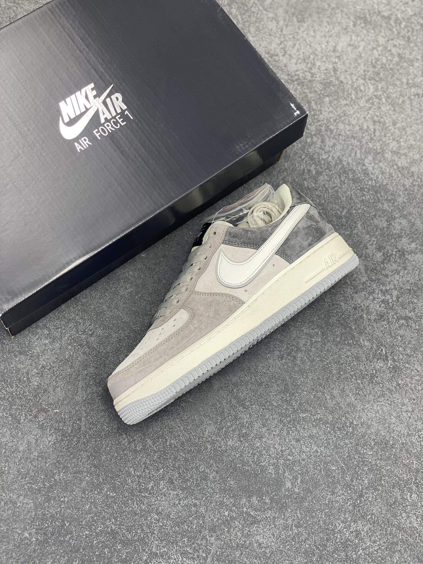 图片[7]-Nike Air Force 1 Low ’07 米灰黑配色 空军一号低帮休闲板鞋 原厂麂皮 3M反光 原楦原纸板 纯正版型 正品NFC感应芯片 高清洁度 内置全掌气垫 货号：DW0831-896 尺码：36 36.5 37.5 38 38.5 39 40 40.5 41 42 42.5 43 44 44.5 45-选品中心