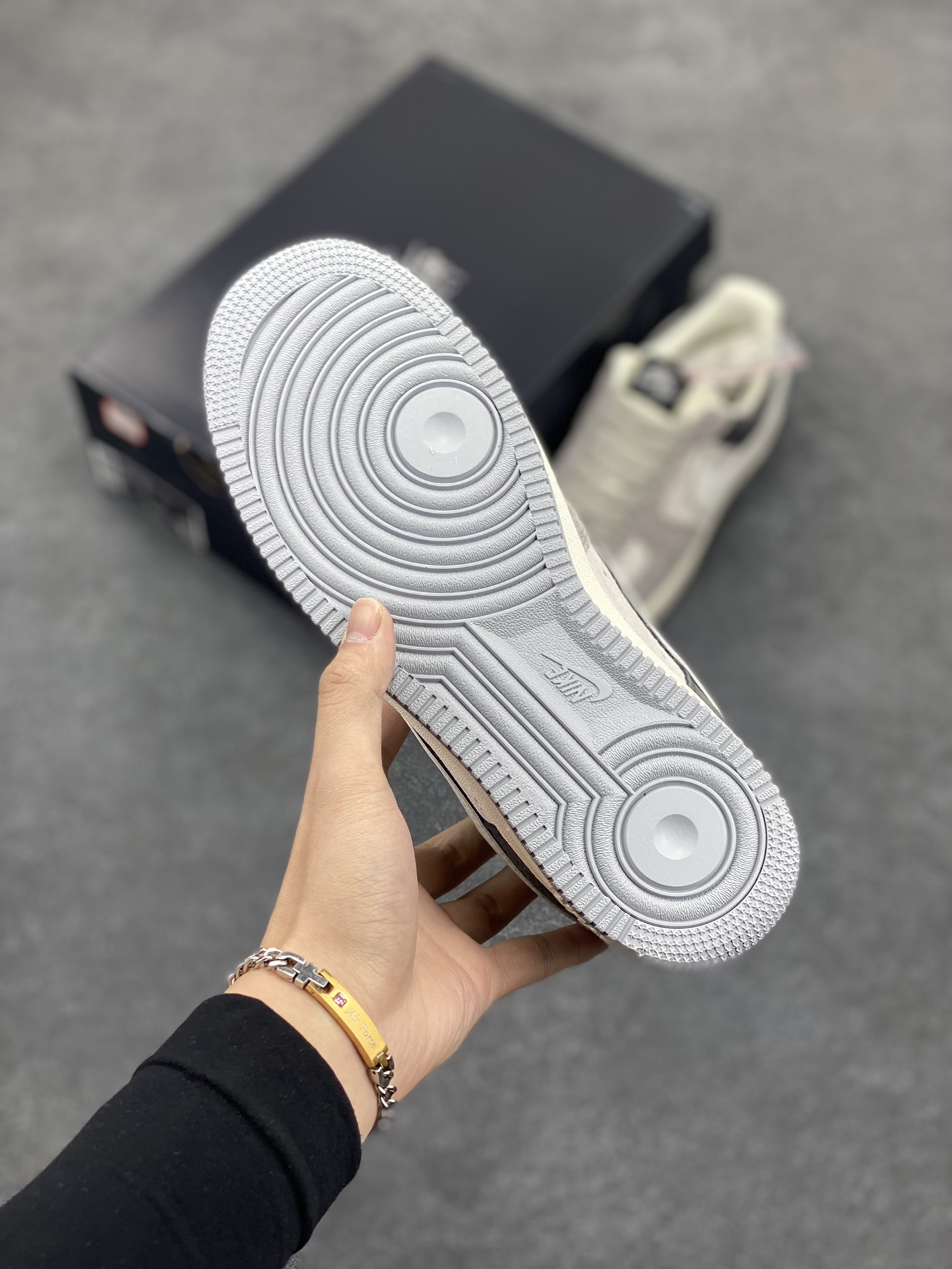 图片[5]-Nike Air Force 1 Low ’07 米灰黑配色 空军一号低帮休闲板鞋 原厂麂皮 3M反光 原楦原纸板 纯正版型 正品NFC感应芯片 高清洁度 内置全掌气垫 货号：DW0831-896 尺码：36 36.5 37.5 38 38.5 39 40 40.5 41 42 42.5 43 44 44.5 45-选品中心