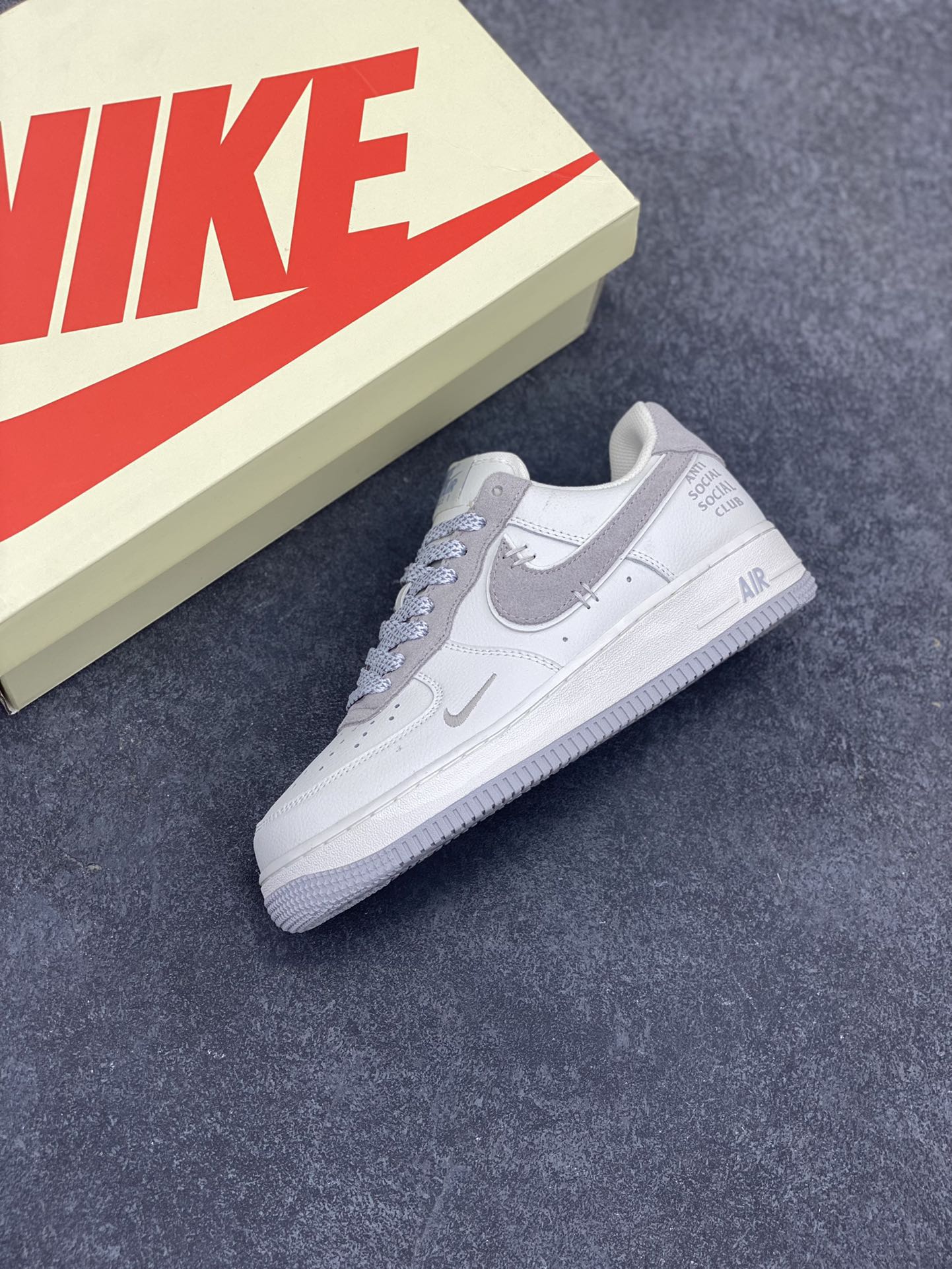 图片[7]-NIKE Air Force1 L .0w X Anti Social Social Club (ASSC) 联名空军一号板鞋 美式街头潮牌Anti Social Social Club正式NIKEAirForce1合作联名原楦头原纸板打造纯正低帮空军版型原盒配件拉帮完美大厂纯原品质出货清洁度电绣工艺皮料切割干净无任何毛边细节完美 货号：SC-987611 尺码：36 36.5 37.5 38 38.5 39 40 40.5 41 42 42.5 43 44 44.5 45-选品中心