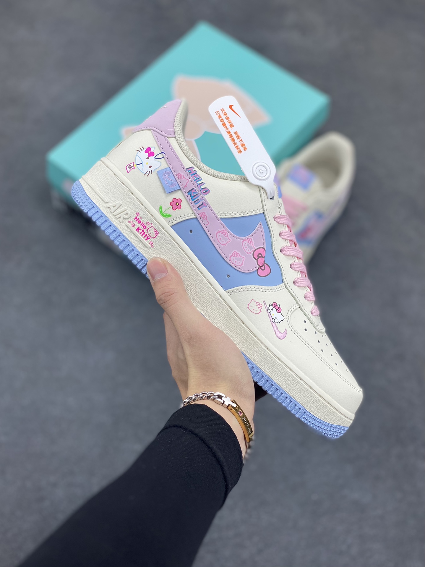 “凯蒂猫”Nike Air Force 1 “Hello kitty”漫画系列 空军一号定制低帮板鞋 在一个充满奇幻与温馨的卡通世界里，有一只萌趣可爱的小猫——Hello Kitty，她如同闪耀的明星，深受全球粉丝的喜爱。 Hello Kitty那圆圆的脸蛋宛如皎洁的明月，洁白无瑕，一对小巧的耳朵俏皮地立在头顶，左耳上系着的那标志性红色蝴蝶结，鲜艳夺目 货号：DB3301-222 尺码：36 36.5 37.5 38 38.5 39 40 40.5 41 42 42.5 43 44 44.5 45-选品中心