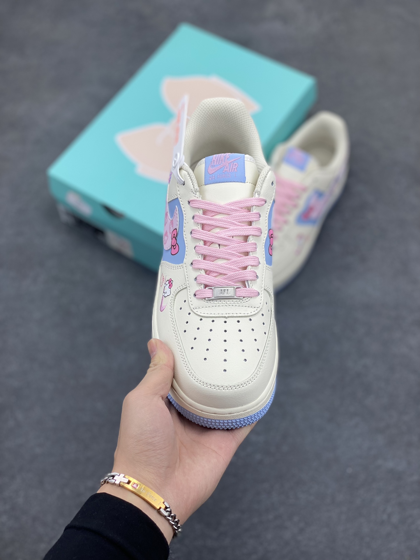 图片[2]-“凯蒂猫”Nike Air Force 1 “Hello kitty”漫画系列 空军一号定制低帮板鞋 在一个充满奇幻与温馨的卡通世界里，有一只萌趣可爱的小猫——Hello Kitty，她如同闪耀的明星，深受全球粉丝的喜爱。 Hello Kitty那圆圆的脸蛋宛如皎洁的明月，洁白无瑕，一对小巧的耳朵俏皮地立在头顶，左耳上系着的那标志性红色蝴蝶结，鲜艳夺目 货号：DB3301-222 尺码：36 36.5 37.5 38 38.5 39 40 40.5 41 42 42.5 43 44 44.5 45-选品中心