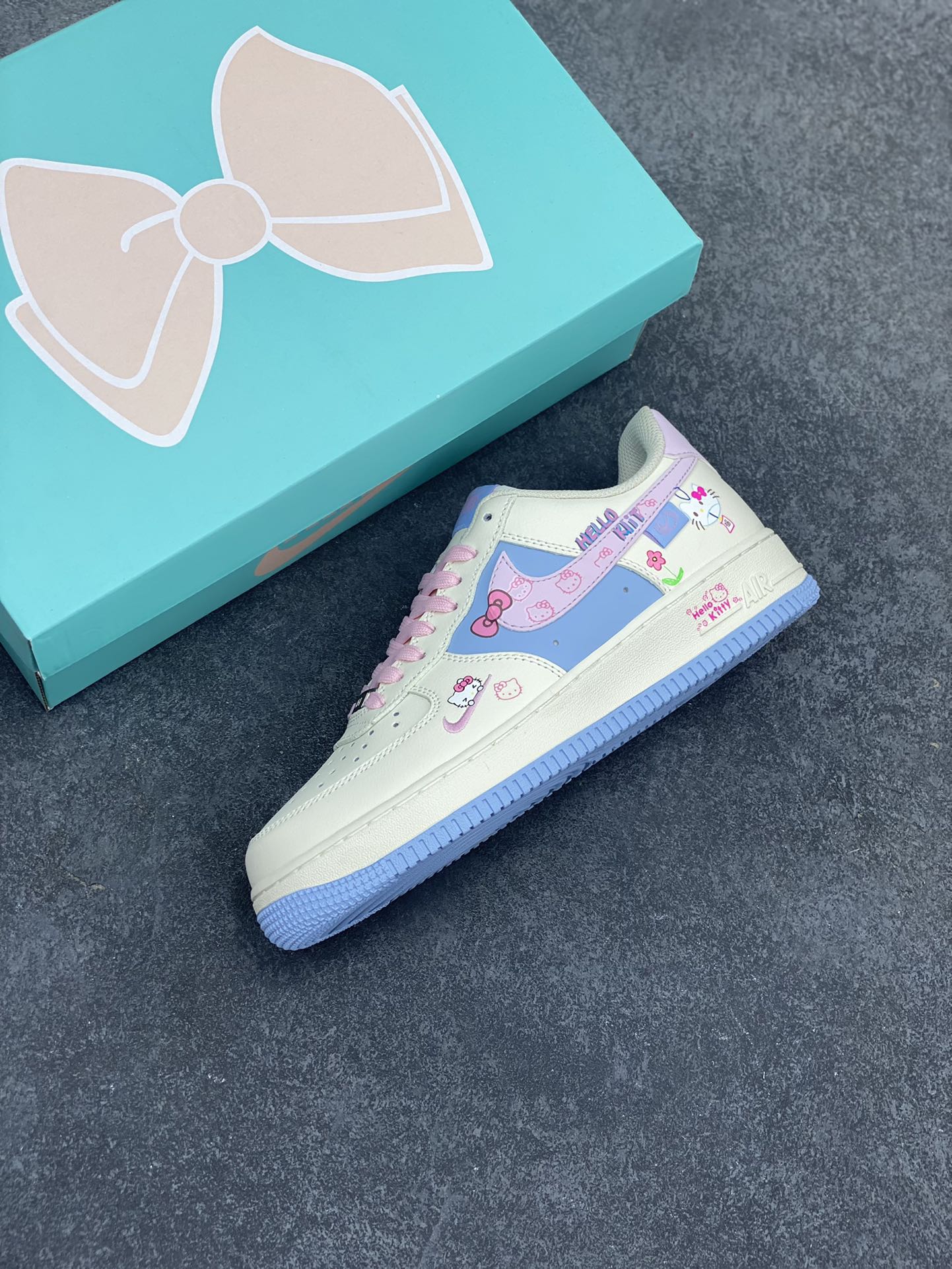 图片[7]-“凯蒂猫”Nike Air Force 1 “Hello kitty”漫画系列 空军一号定制低帮板鞋 在一个充满奇幻与温馨的卡通世界里，有一只萌趣可爱的小猫——Hello Kitty，她如同闪耀的明星，深受全球粉丝的喜爱。 Hello Kitty那圆圆的脸蛋宛如皎洁的明月，洁白无瑕，一对小巧的耳朵俏皮地立在头顶，左耳上系着的那标志性红色蝴蝶结，鲜艳夺目 货号：DB3301-222 尺码：36 36.5 37.5 38 38.5 39 40 40.5 41 42 42.5 43 44 44.5 45-选品中心