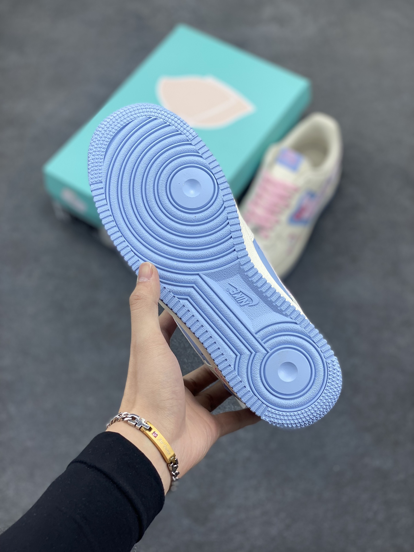 图片[5]-“凯蒂猫”Nike Air Force 1 “Hello kitty”漫画系列 空军一号定制低帮板鞋 在一个充满奇幻与温馨的卡通世界里，有一只萌趣可爱的小猫——Hello Kitty，她如同闪耀的明星，深受全球粉丝的喜爱。 Hello Kitty那圆圆的脸蛋宛如皎洁的明月，洁白无瑕，一对小巧的耳朵俏皮地立在头顶，左耳上系着的那标志性红色蝴蝶结，鲜艳夺目 货号：DB3301-222 尺码：36 36.5 37.5 38 38.5 39 40 40.5 41 42 42.5 43 44 44.5 45-选品中心