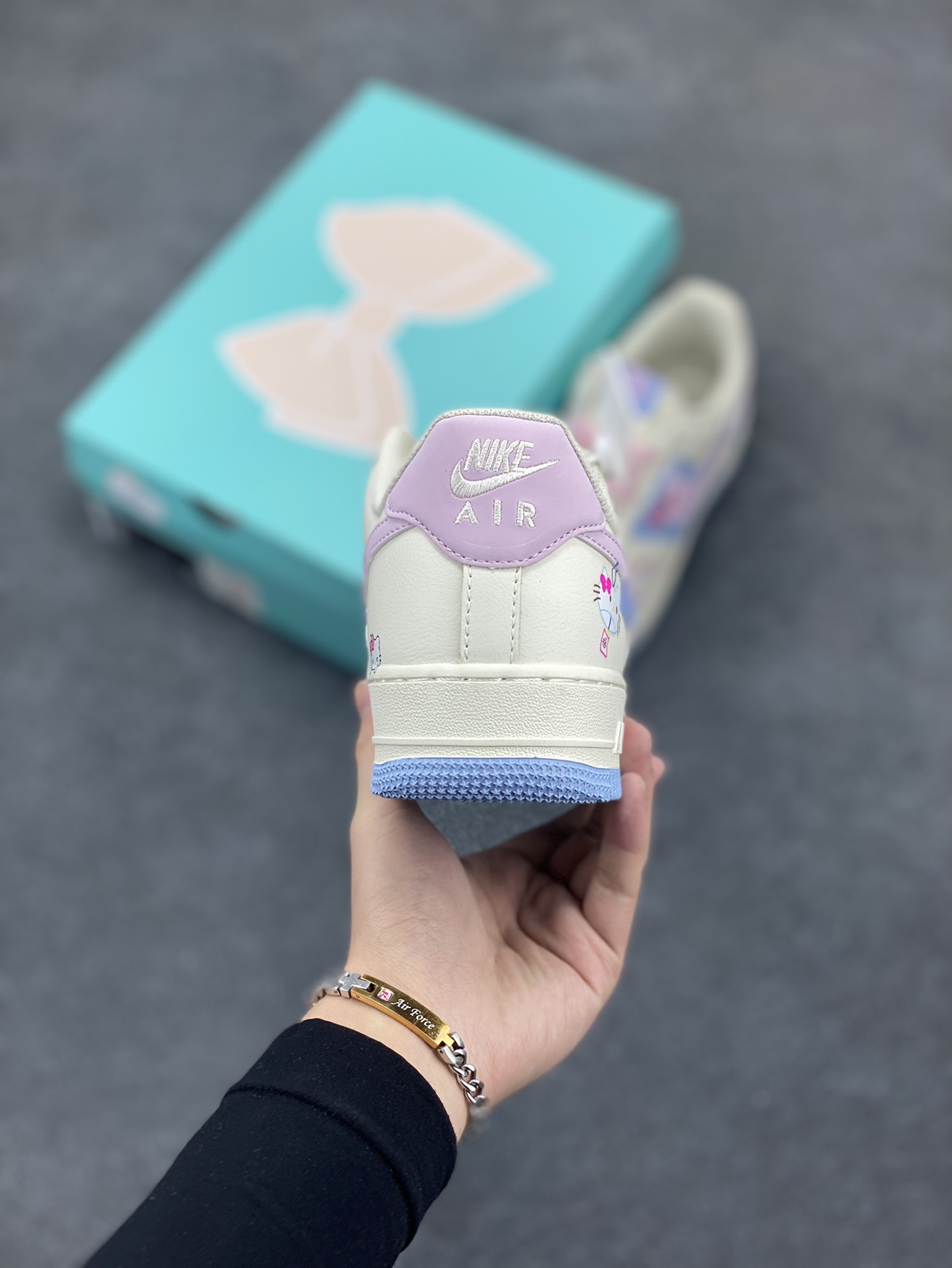 图片[4]-“凯蒂猫”Nike Air Force 1 “Hello kitty”漫画系列 空军一号定制低帮板鞋 在一个充满奇幻与温馨的卡通世界里，有一只萌趣可爱的小猫——Hello Kitty，她如同闪耀的明星，深受全球粉丝的喜爱。 Hello Kitty那圆圆的脸蛋宛如皎洁的明月，洁白无瑕，一对小巧的耳朵俏皮地立在头顶，左耳上系着的那标志性红色蝴蝶结，鲜艳夺目 货号：DB3301-222 尺码：36 36.5 37.5 38 38.5 39 40 40.5 41 42 42.5 43 44 44.5 45-选品中心