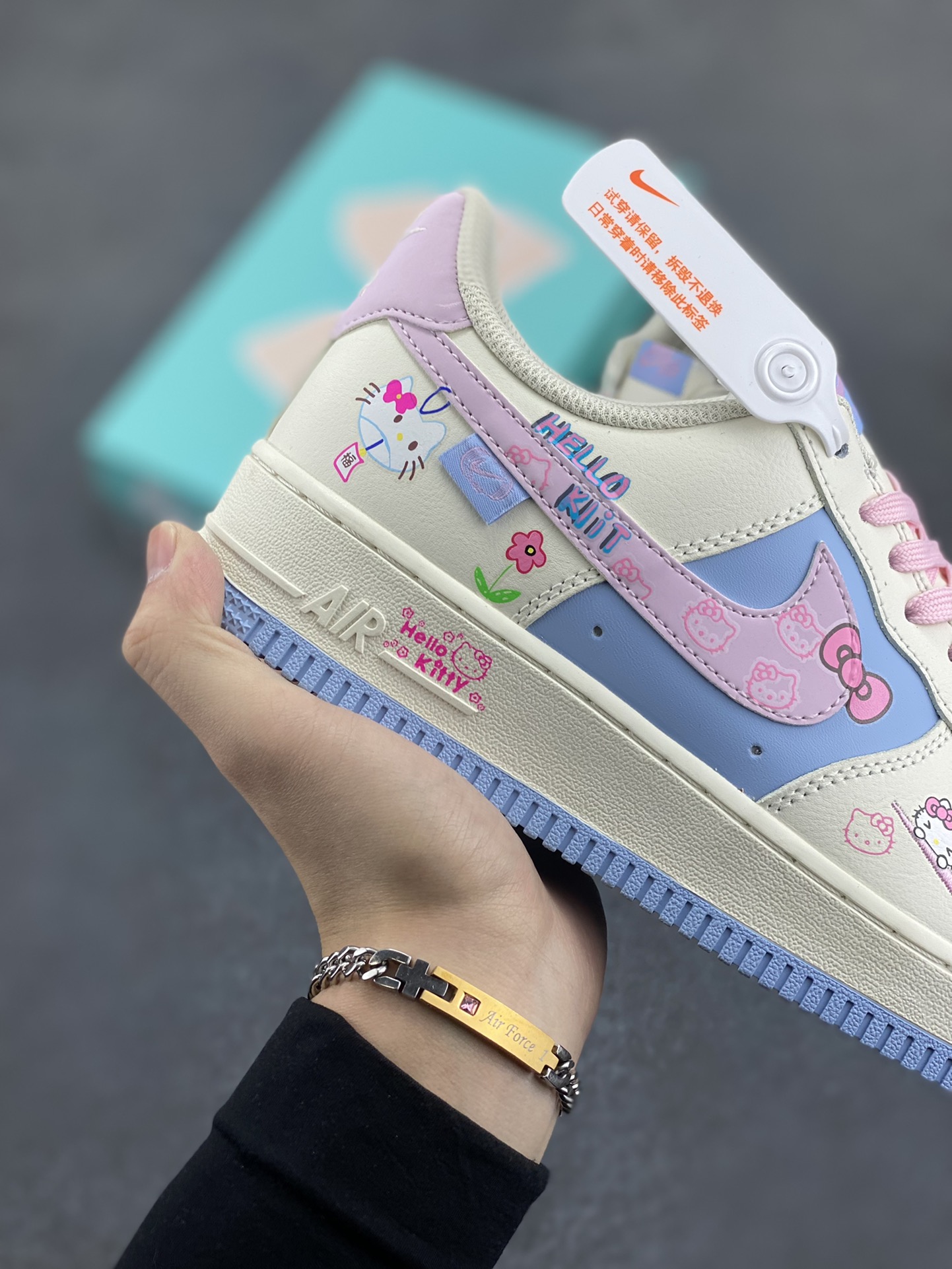图片[6]-“凯蒂猫”Nike Air Force 1 “Hello kitty”漫画系列 空军一号定制低帮板鞋 在一个充满奇幻与温馨的卡通世界里，有一只萌趣可爱的小猫——Hello Kitty，她如同闪耀的明星，深受全球粉丝的喜爱。 Hello Kitty那圆圆的脸蛋宛如皎洁的明月，洁白无瑕，一对小巧的耳朵俏皮地立在头顶，左耳上系着的那标志性红色蝴蝶结，鲜艳夺目 货号：DB3301-222 尺码：36 36.5 37.5 38 38.5 39 40 40.5 41 42 42.5 43 44 44.5 45-选品中心