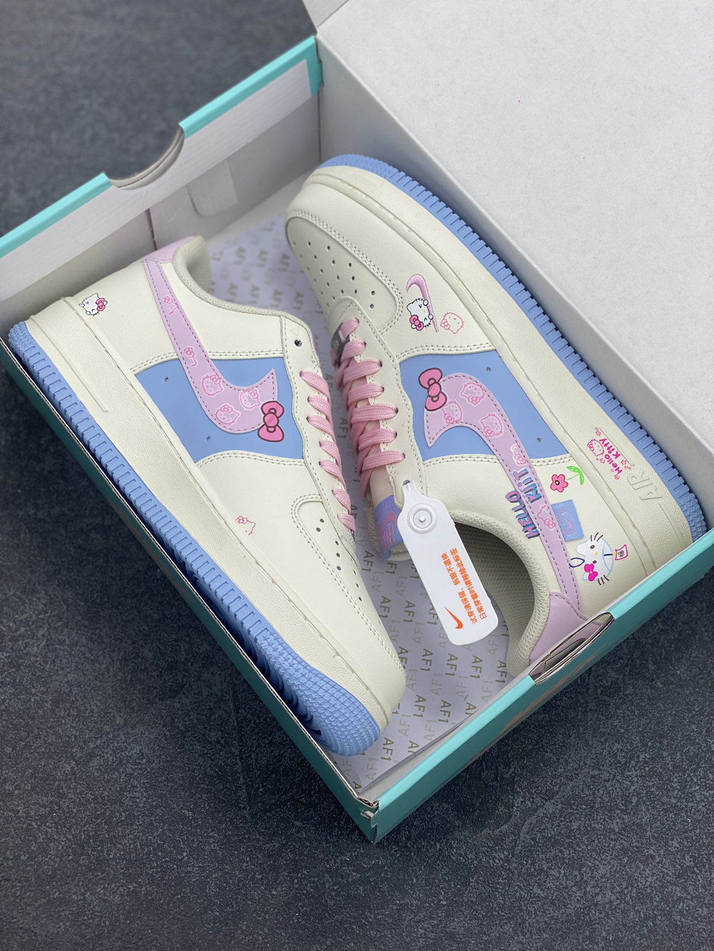 图片[9]-“凯蒂猫”Nike Air Force 1 “Hello kitty”漫画系列 空军一号定制低帮板鞋 在一个充满奇幻与温馨的卡通世界里，有一只萌趣可爱的小猫——Hello Kitty，她如同闪耀的明星，深受全球粉丝的喜爱。 Hello Kitty那圆圆的脸蛋宛如皎洁的明月，洁白无瑕，一对小巧的耳朵俏皮地立在头顶，左耳上系着的那标志性红色蝴蝶结，鲜艳夺目 货号：DB3301-222 尺码：36 36.5 37.5 38 38.5 39 40 40.5 41 42 42.5 43 44 44.5 45-选品中心