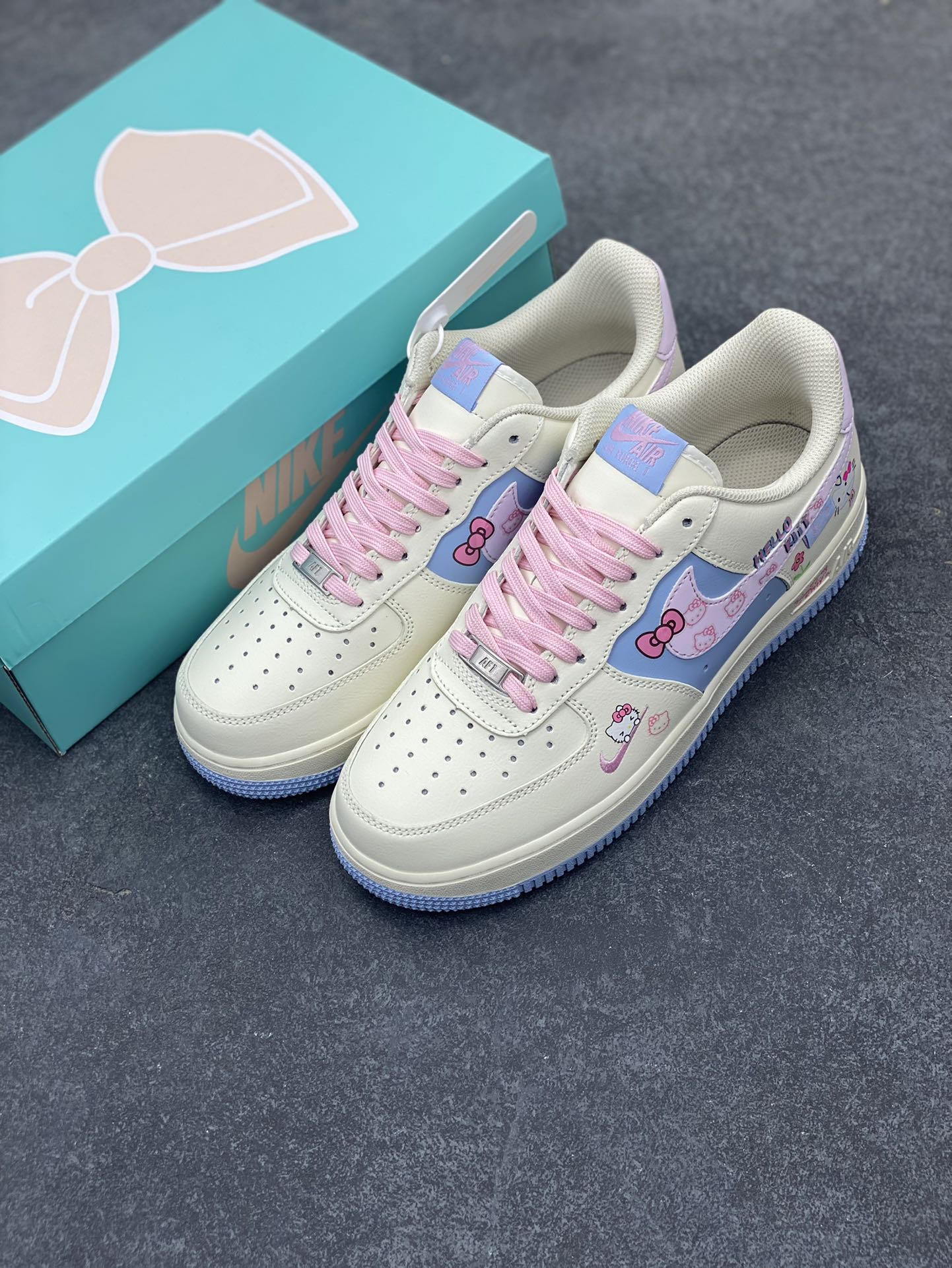 图片[8]-“凯蒂猫”Nike Air Force 1 “Hello kitty”漫画系列 空军一号定制低帮板鞋 在一个充满奇幻与温馨的卡通世界里，有一只萌趣可爱的小猫——Hello Kitty，她如同闪耀的明星，深受全球粉丝的喜爱。 Hello Kitty那圆圆的脸蛋宛如皎洁的明月，洁白无瑕，一对小巧的耳朵俏皮地立在头顶，左耳上系着的那标志性红色蝴蝶结，鲜艳夺目 货号：DB3301-222 尺码：36 36.5 37.5 38 38.5 39 40 40.5 41 42 42.5 43 44 44.5 45-选品中心