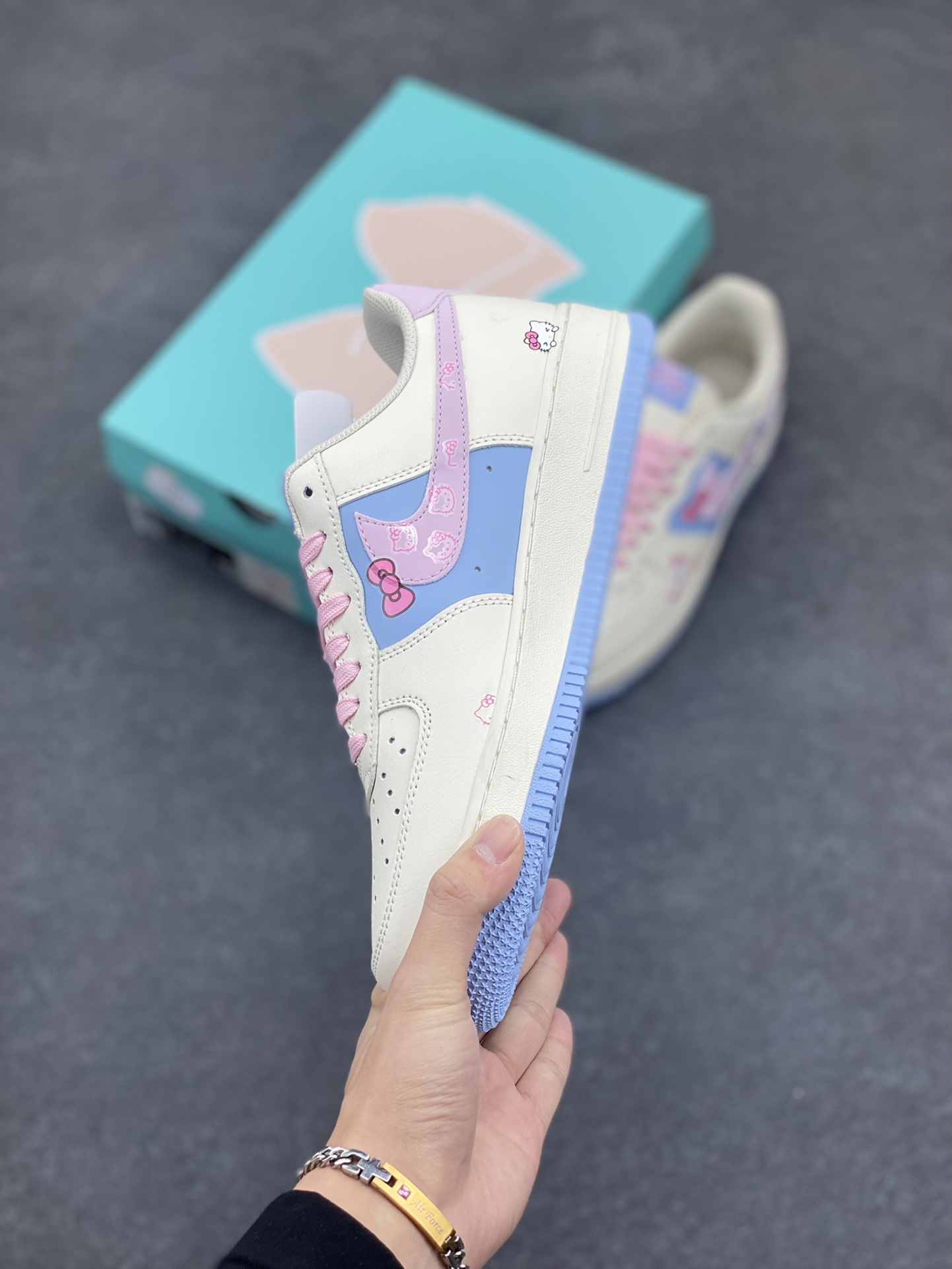 图片[3]-“凯蒂猫”Nike Air Force 1 “Hello kitty”漫画系列 空军一号定制低帮板鞋 在一个充满奇幻与温馨的卡通世界里，有一只萌趣可爱的小猫——Hello Kitty，她如同闪耀的明星，深受全球粉丝的喜爱。 Hello Kitty那圆圆的脸蛋宛如皎洁的明月，洁白无瑕，一对小巧的耳朵俏皮地立在头顶，左耳上系着的那标志性红色蝴蝶结，鲜艳夺目 货号：DB3301-222 尺码：36 36.5 37.5 38 38.5 39 40 40.5 41 42 42.5 43 44 44.5 45-选品中心