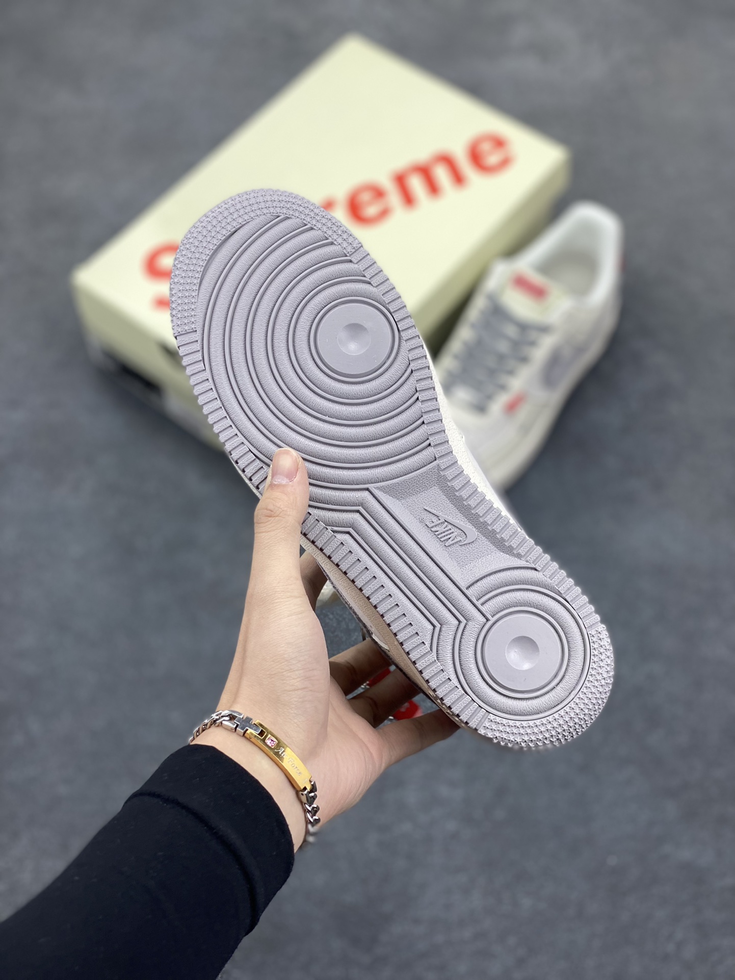 图片[5]-NIke Air Force 1 \’07 Low “Supreme联名–米灰红标”空军一号 低帮 运动鞋 休闲鞋 折边针车 工艺难度大 原楦头原纸板 原装鞋盒 定制五金配件 内置全掌气垫 原厂鞋底 货号：BB7518-020 尺码：36 36.5 37.5 38 38.5 39 40 40.5 41 42 42.5 43 44 44.5 45-选品中心