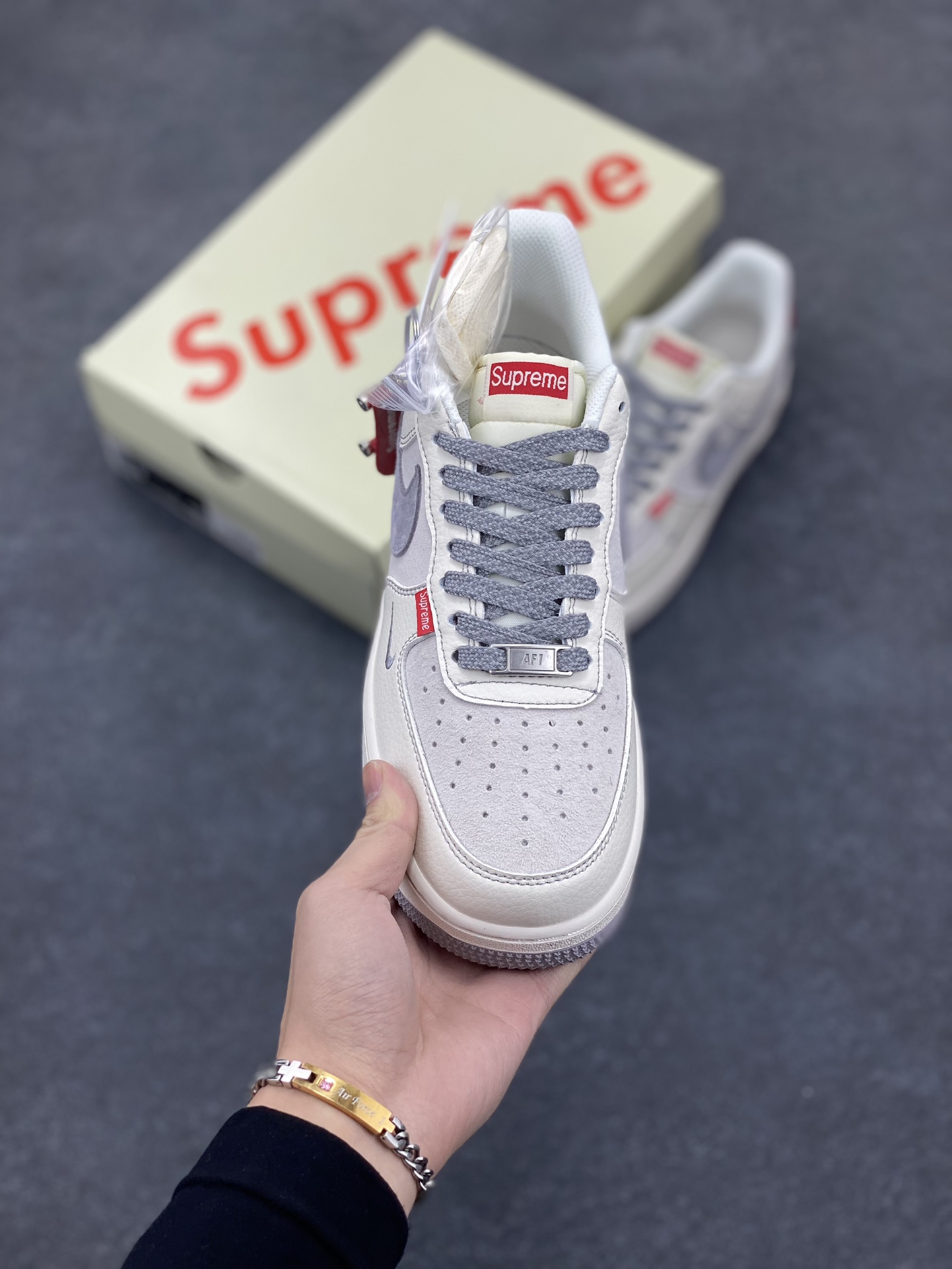 图片[2]-NIke Air Force 1 \’07 Low “Supreme联名–米灰红标”空军一号 低帮 运动鞋 休闲鞋 折边针车 工艺难度大 原楦头原纸板 原装鞋盒 定制五金配件 内置全掌气垫 原厂鞋底 货号：BB7518-020 尺码：36 36.5 37.5 38 38.5 39 40 40.5 41 42 42.5 43 44 44.5 45-选品中心
