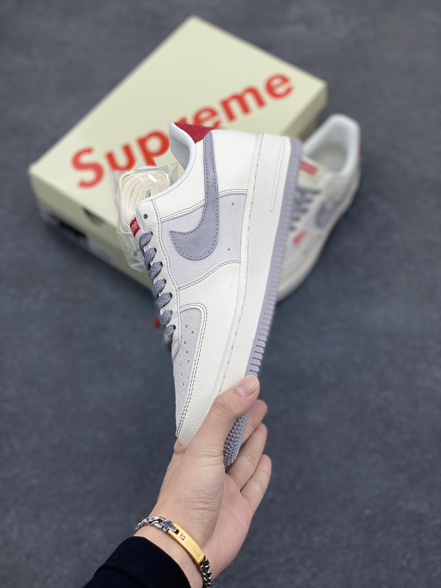 图片[3]-NIke Air Force 1 \’07 Low “Supreme联名–米灰红标”空军一号 低帮 运动鞋 休闲鞋 折边针车 工艺难度大 原楦头原纸板 原装鞋盒 定制五金配件 内置全掌气垫 原厂鞋底 货号：BB7518-020 尺码：36 36.5 37.5 38 38.5 39 40 40.5 41 42 42.5 43 44 44.5 45-选品中心