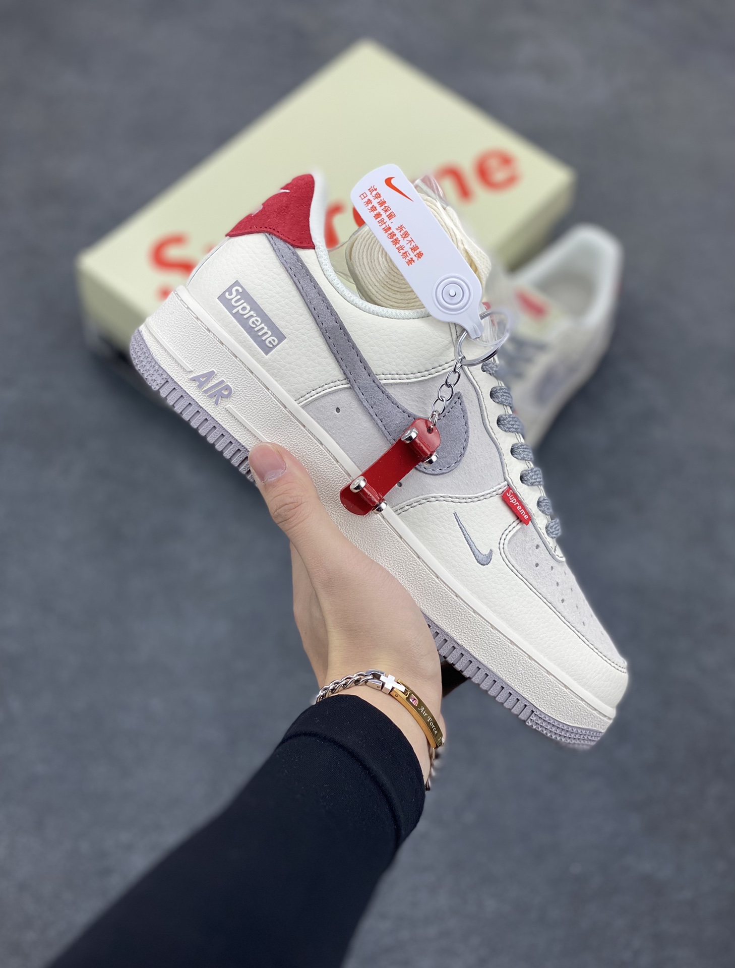 NIke Air Force 1 \’07 Low “Supreme联名–米灰红标”空军一号 低帮 运动鞋 休闲鞋 折边针车 工艺难度大 原楦头原纸板 原装鞋盒 定制五金配件 内置全掌气垫 原厂鞋底 货号：BB7518-020 尺码：36 36.5 37.5 38 38.5 39 40 40.5 41 42 42.5 43 44 44.5 45-选品中心