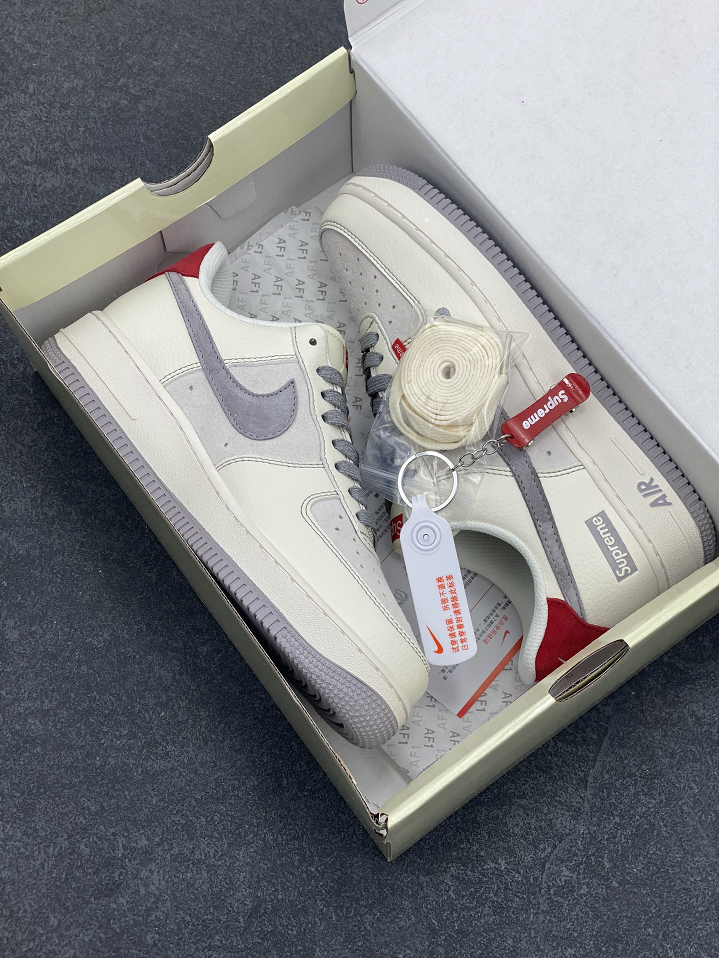 图片[9]-NIke Air Force 1 \’07 Low “Supreme联名–米灰红标”空军一号 低帮 运动鞋 休闲鞋 折边针车 工艺难度大 原楦头原纸板 原装鞋盒 定制五金配件 内置全掌气垫 原厂鞋底 货号：BB7518-020 尺码：36 36.5 37.5 38 38.5 39 40 40.5 41 42 42.5 43 44 44.5 45-选品中心