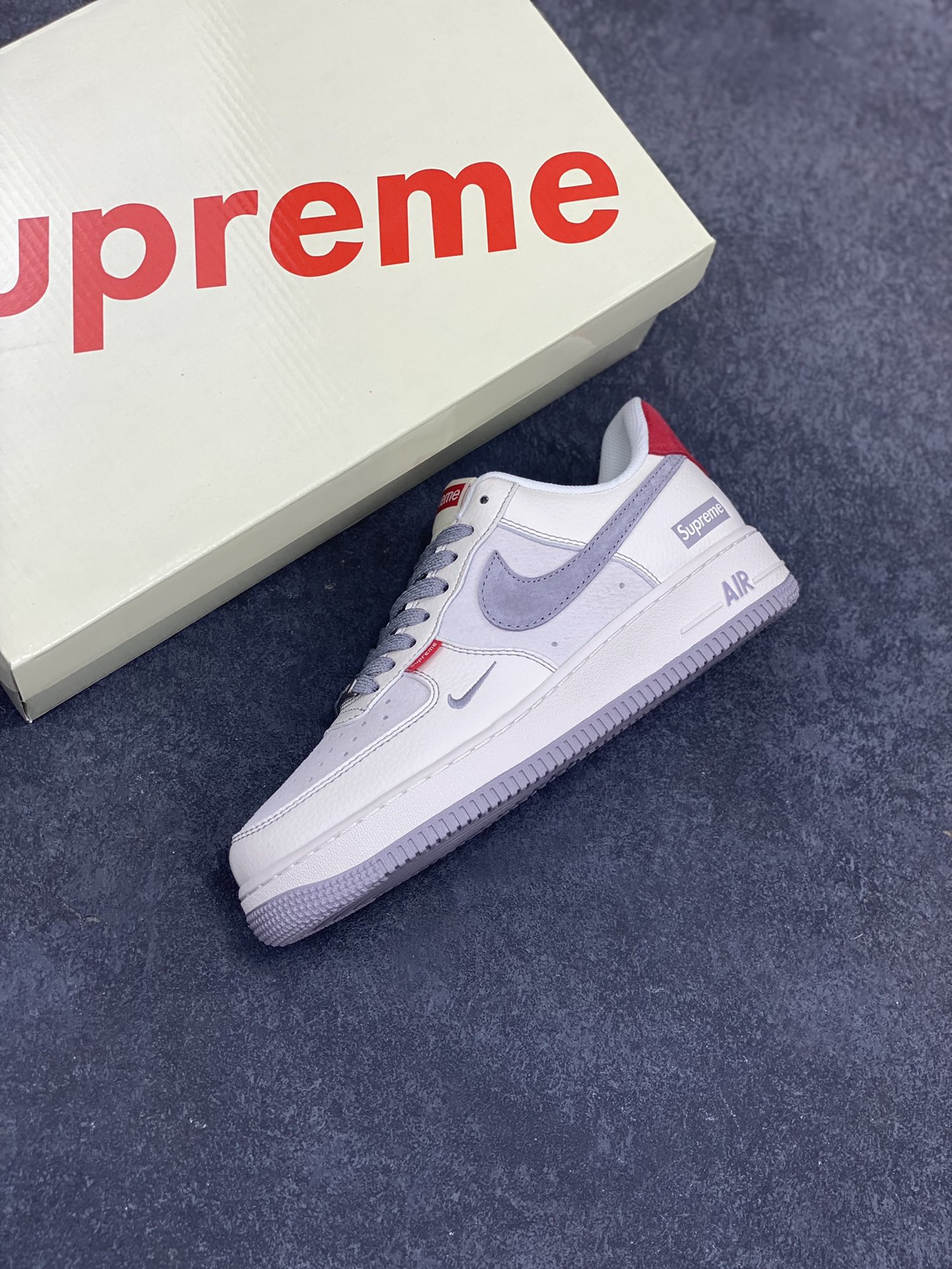 图片[7]-NIke Air Force 1 \’07 Low “Supreme联名–米灰红标”空军一号 低帮 运动鞋 休闲鞋 折边针车 工艺难度大 原楦头原纸板 原装鞋盒 定制五金配件 内置全掌气垫 原厂鞋底 货号：BB7518-020 尺码：36 36.5 37.5 38 38.5 39 40 40.5 41 42 42.5 43 44 44.5 45-选品中心