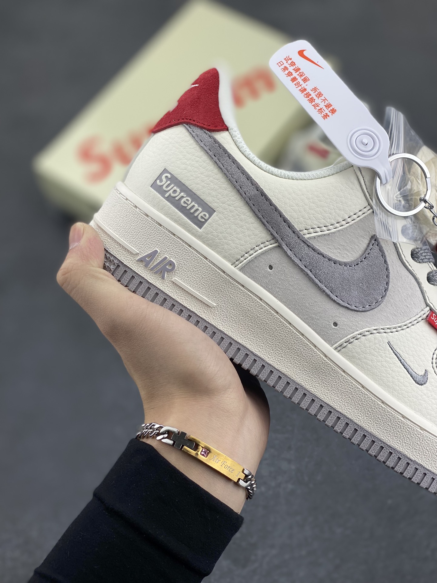 图片[6]-NIke Air Force 1 \’07 Low “Supreme联名–米灰红标”空军一号 低帮 运动鞋 休闲鞋 折边针车 工艺难度大 原楦头原纸板 原装鞋盒 定制五金配件 内置全掌气垫 原厂鞋底 货号：BB7518-020 尺码：36 36.5 37.5 38 38.5 39 40 40.5 41 42 42.5 43 44 44.5 45-选品中心