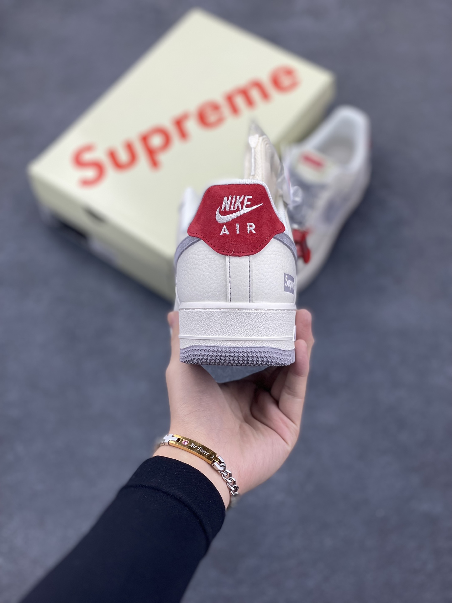 图片[4]-NIke Air Force 1 \’07 Low “Supreme联名–米灰红标”空军一号 低帮 运动鞋 休闲鞋 折边针车 工艺难度大 原楦头原纸板 原装鞋盒 定制五金配件 内置全掌气垫 原厂鞋底 货号：BB7518-020 尺码：36 36.5 37.5 38 38.5 39 40 40.5 41 42 42.5 43 44 44.5 45-选品中心