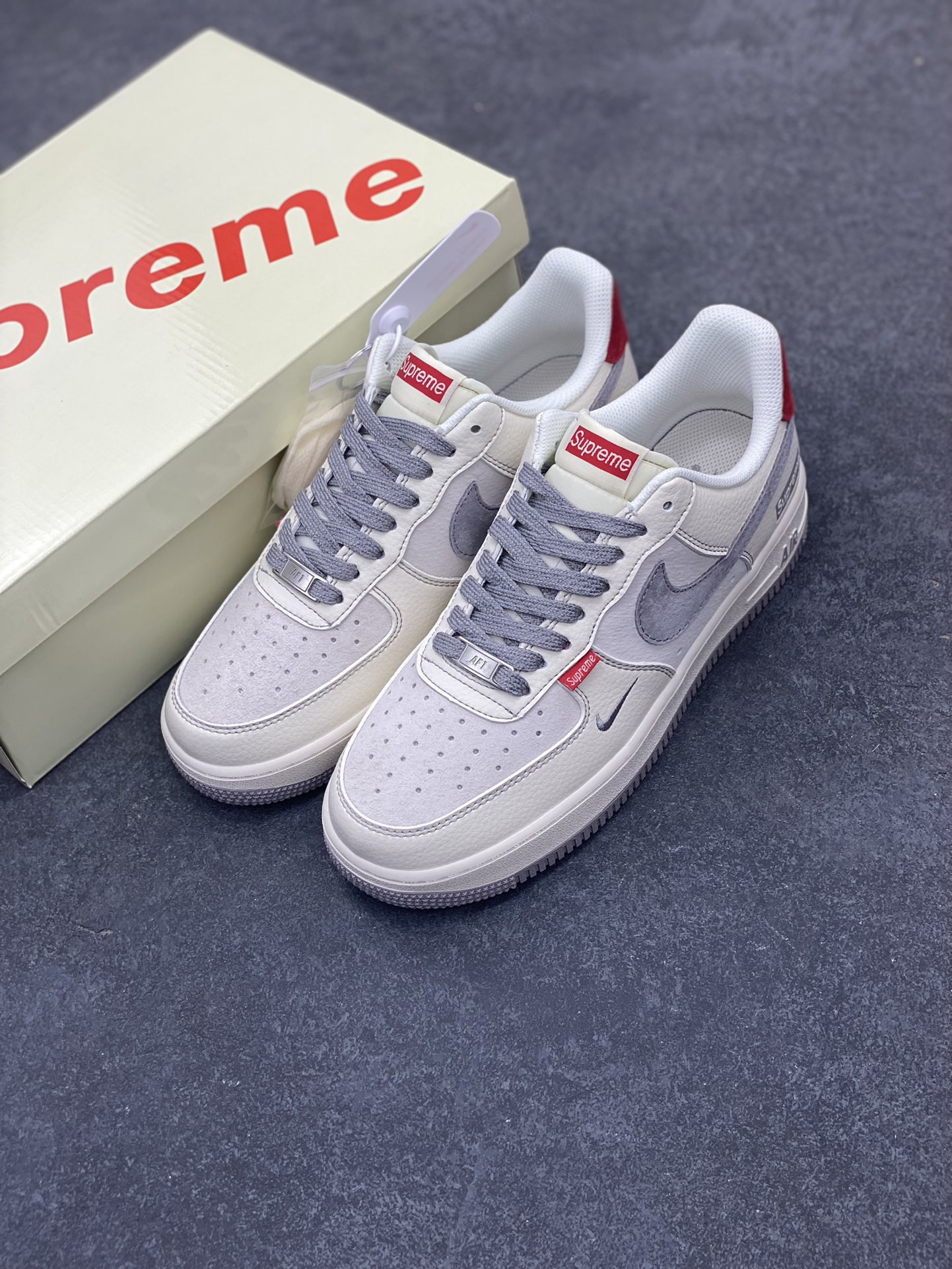 图片[8]-NIke Air Force 1 \’07 Low “Supreme联名–米灰红标”空军一号 低帮 运动鞋 休闲鞋 折边针车 工艺难度大 原楦头原纸板 原装鞋盒 定制五金配件 内置全掌气垫 原厂鞋底 货号：BB7518-020 尺码：36 36.5 37.5 38 38.5 39 40 40.5 41 42 42.5 43 44 44.5 45-选品中心