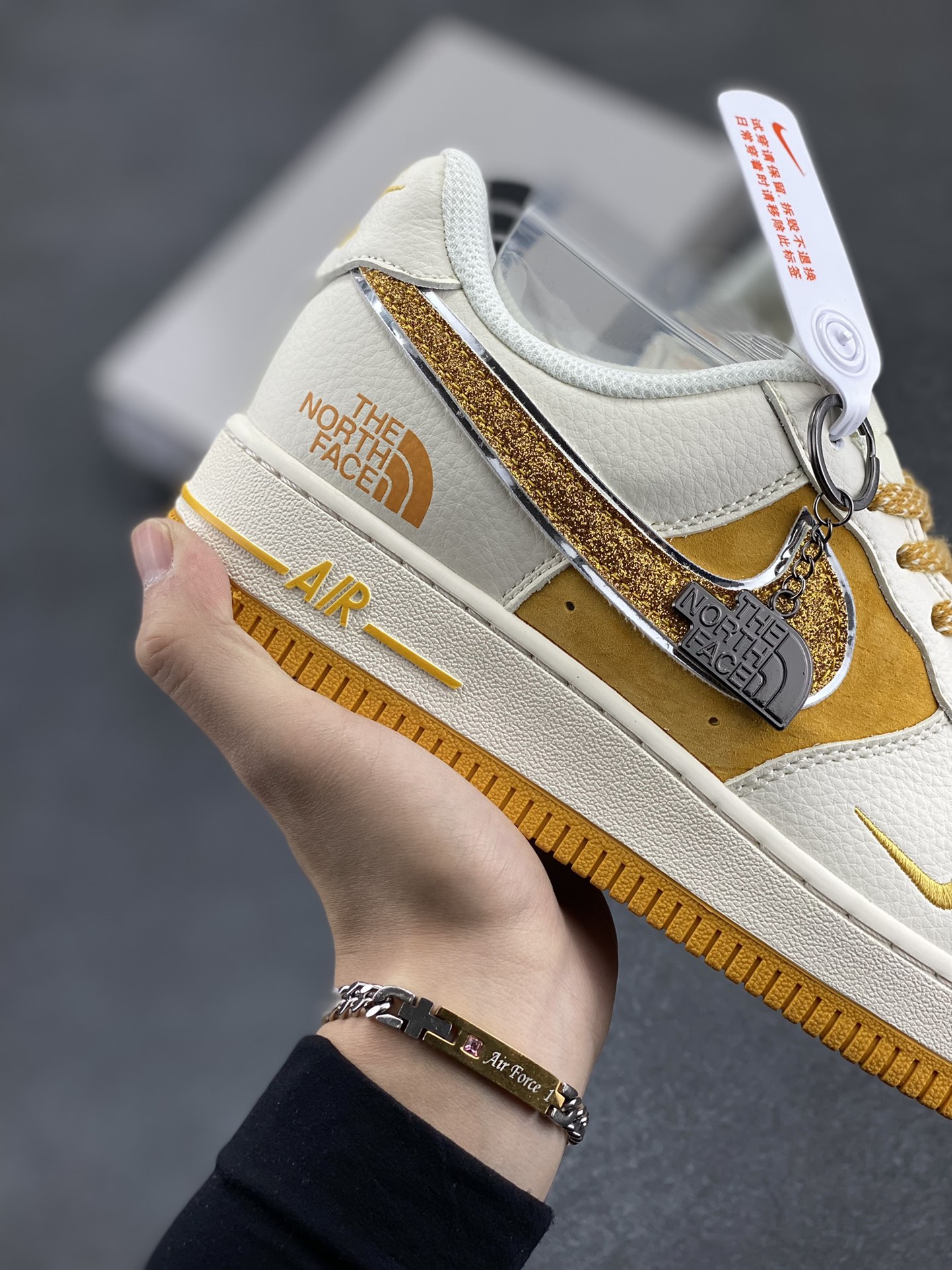 图片[6]-NIke Air Force 1 \’07 Low “北面联名”空军一号 低帮 运动鞋 休闲鞋 折边针车 工艺难度大 原楦头原纸板 原装鞋盒 定制五金配件 内置全掌气垫 原厂鞋底 货号：QY6818-539 尺码：36 36.5 37.5 38 38.5 39 40 40.5 41 42 42.5 43 44 44.5 45-选品中心