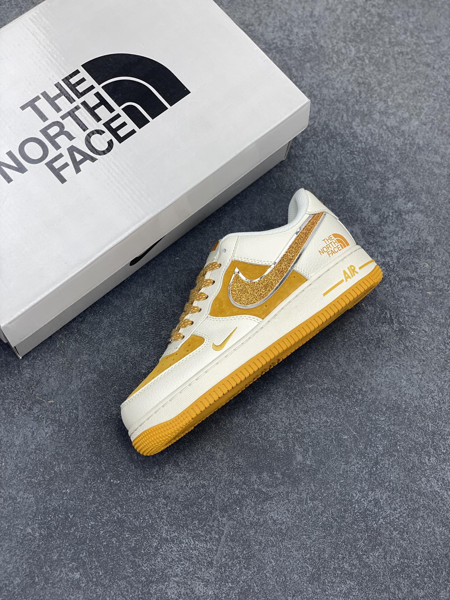 图片[7]-NIke Air Force 1 \’07 Low “北面联名”空军一号 低帮 运动鞋 休闲鞋 折边针车 工艺难度大 原楦头原纸板 原装鞋盒 定制五金配件 内置全掌气垫 原厂鞋底 货号：QY6818-539 尺码：36 36.5 37.5 38 38.5 39 40 40.5 41 42 42.5 43 44 44.5 45-选品中心