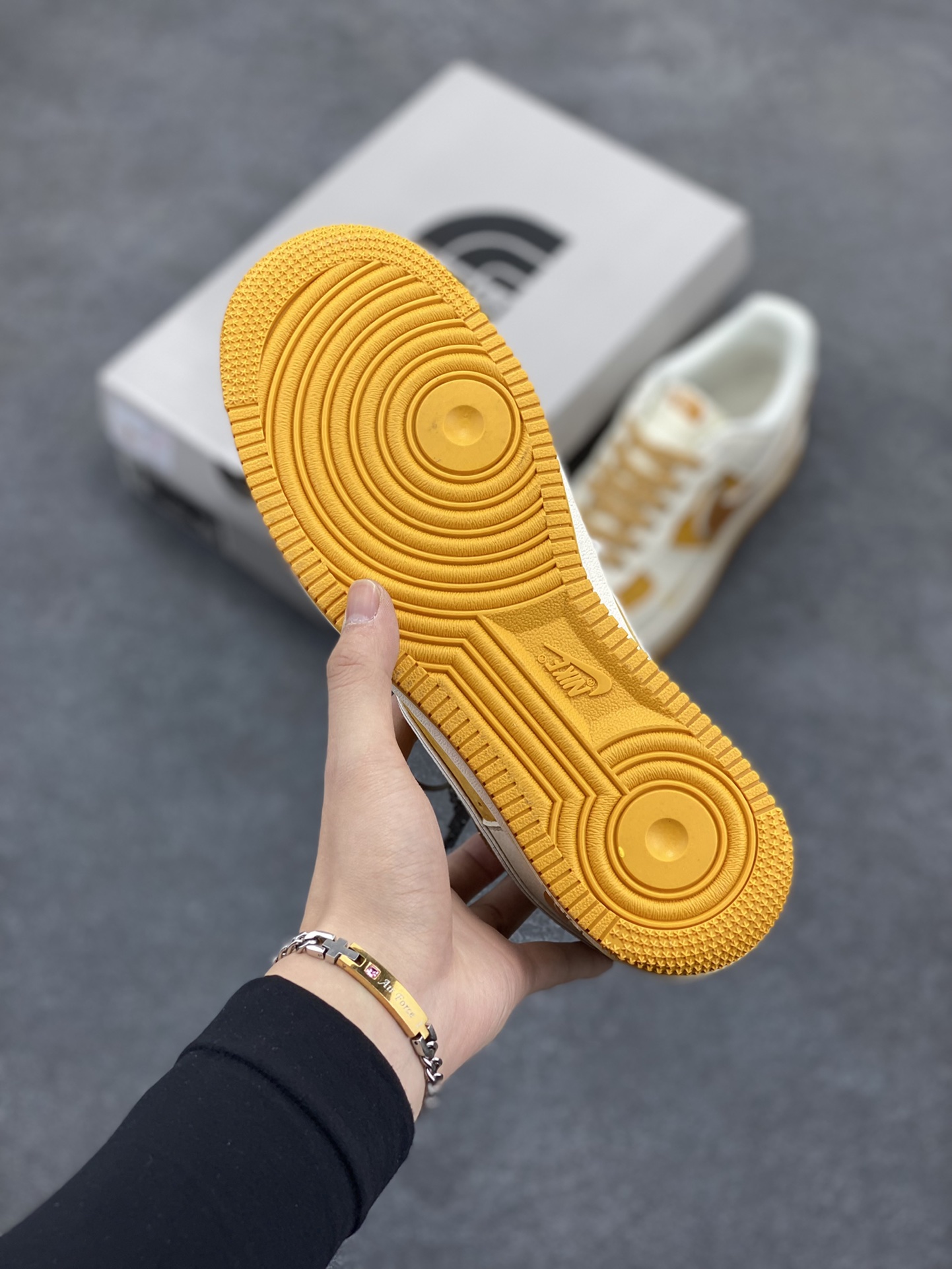 图片[5]-NIke Air Force 1 \’07 Low “北面联名”空军一号 低帮 运动鞋 休闲鞋 折边针车 工艺难度大 原楦头原纸板 原装鞋盒 定制五金配件 内置全掌气垫 原厂鞋底 货号：QY6818-539 尺码：36 36.5 37.5 38 38.5 39 40 40.5 41 42 42.5 43 44 44.5 45-选品中心