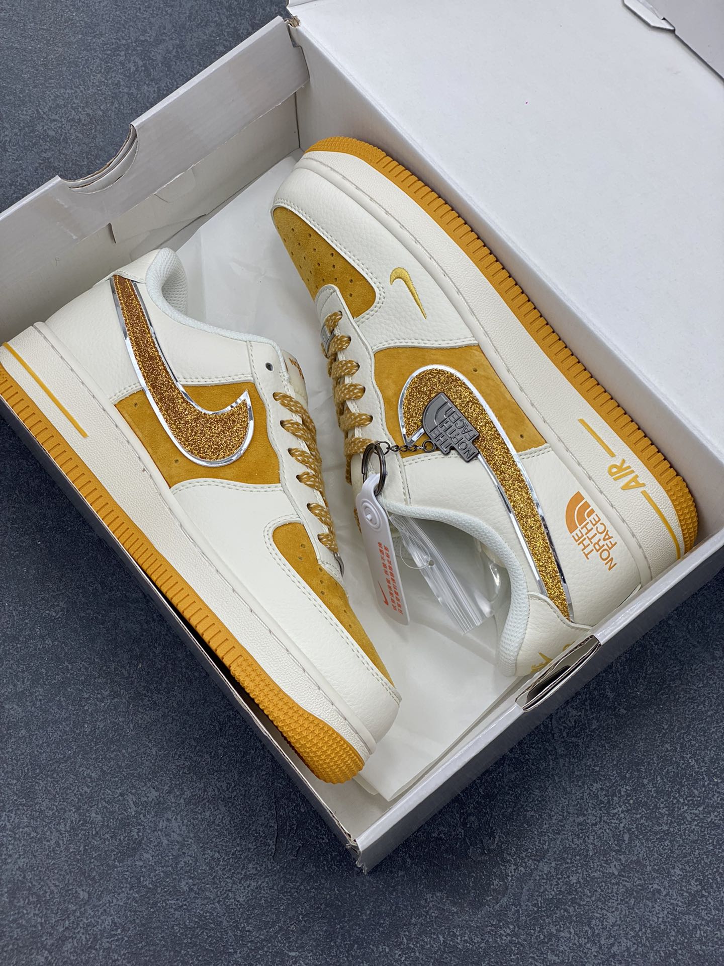 图片[9]-NIke Air Force 1 \’07 Low “北面联名”空军一号 低帮 运动鞋 休闲鞋 折边针车 工艺难度大 原楦头原纸板 原装鞋盒 定制五金配件 内置全掌气垫 原厂鞋底 货号：QY6818-539 尺码：36 36.5 37.5 38 38.5 39 40 40.5 41 42 42.5 43 44 44.5 45-选品中心