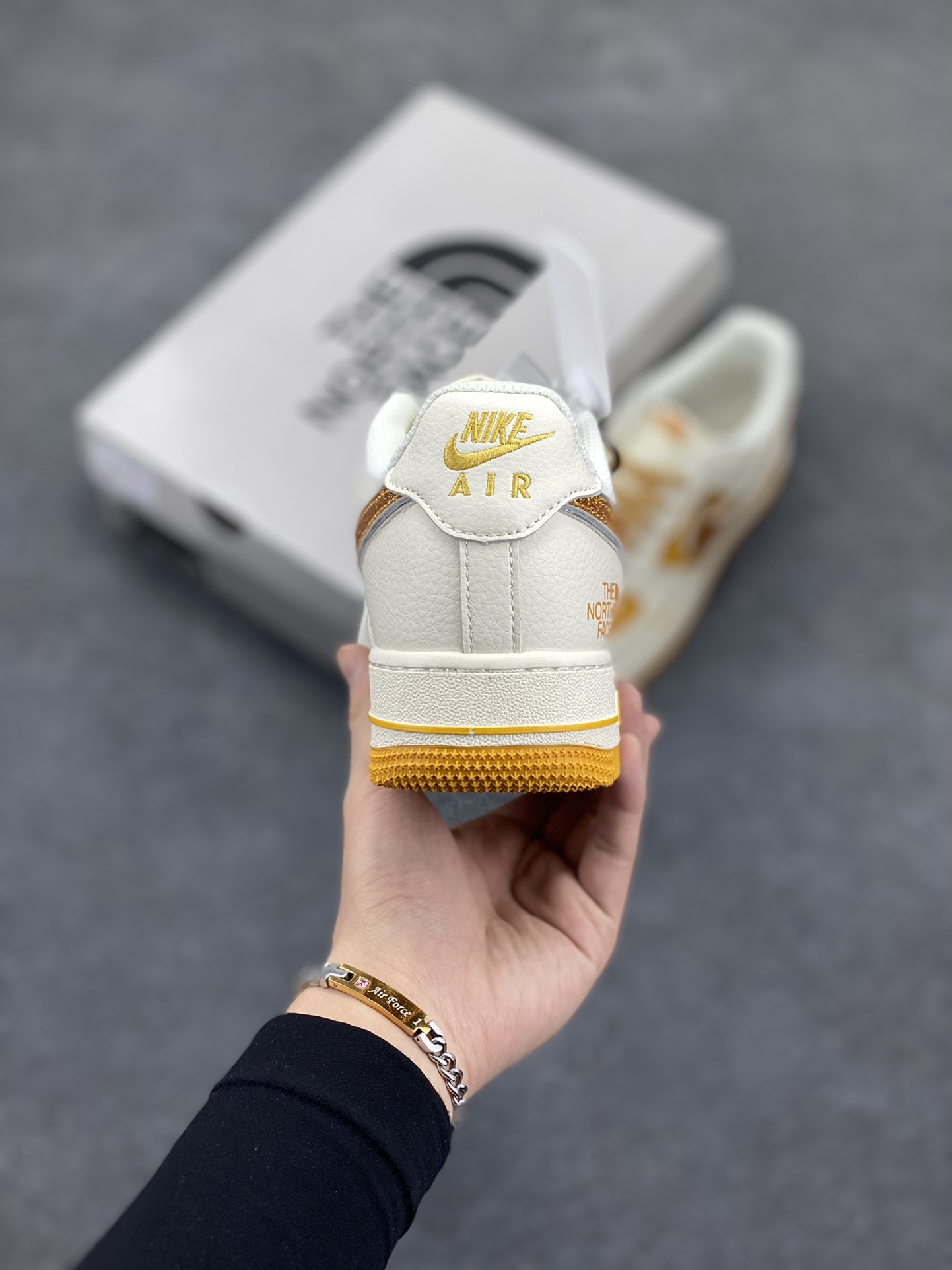 图片[4]-NIke Air Force 1 \’07 Low “北面联名”空军一号 低帮 运动鞋 休闲鞋 折边针车 工艺难度大 原楦头原纸板 原装鞋盒 定制五金配件 内置全掌气垫 原厂鞋底 货号：QY6818-539 尺码：36 36.5 37.5 38 38.5 39 40 40.5 41 42 42.5 43 44 44.5 45-选品中心