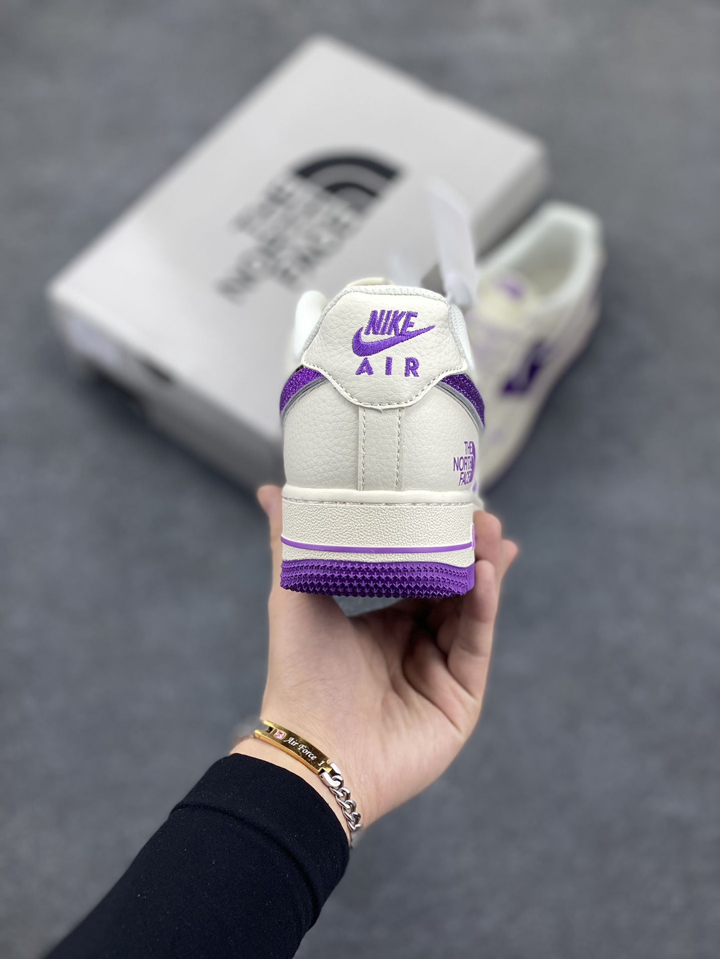 图片[4]-NIke Air Force 1 \’07 Low “北面联名”空军一号 低帮 运动鞋 休闲鞋 折边针车 工艺难度大 原楦头原纸板 原装鞋盒 定制五金配件 内置全掌气垫 原厂鞋底 货号：QY6818-536 尺码：36 36.5 37.5 38 38.5 39 40 40.5 41 42 42.5 43 44 44.5 45-选品中心