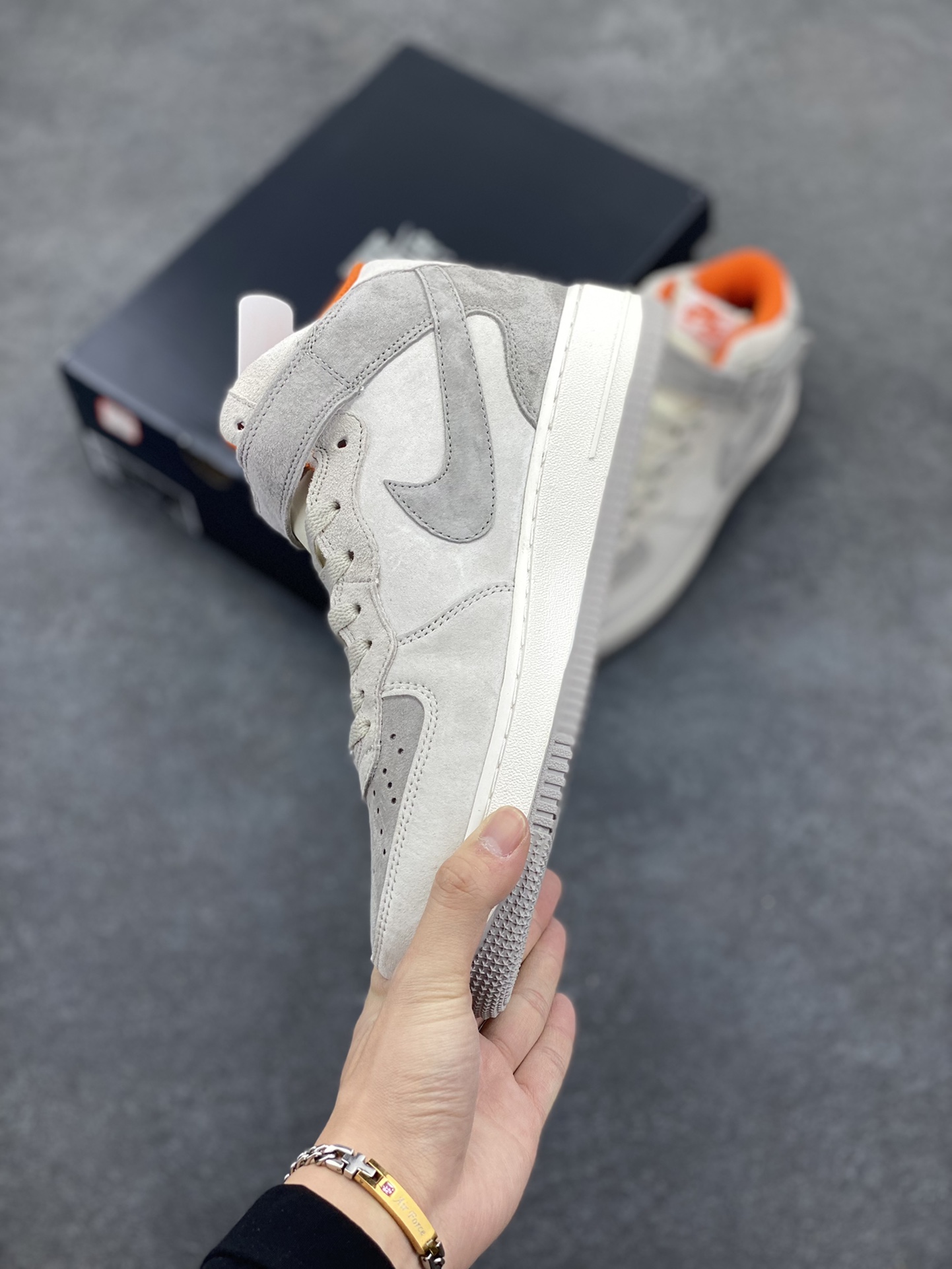 图片[3]-Nike Air Force 1 \’Mid 07 灰橙麂皮 空军一号中帮休闲板鞋 进口麂皮 3M反光 原楦头原纸板 纯正空军版型 内置全掌气垫 原厂中底钢印 货号：CQ5059-105 尺码：36 36.5 37.5 38 38.5 39 40 40.5 41 42 42.5 43 44 44.5 45-选品中心