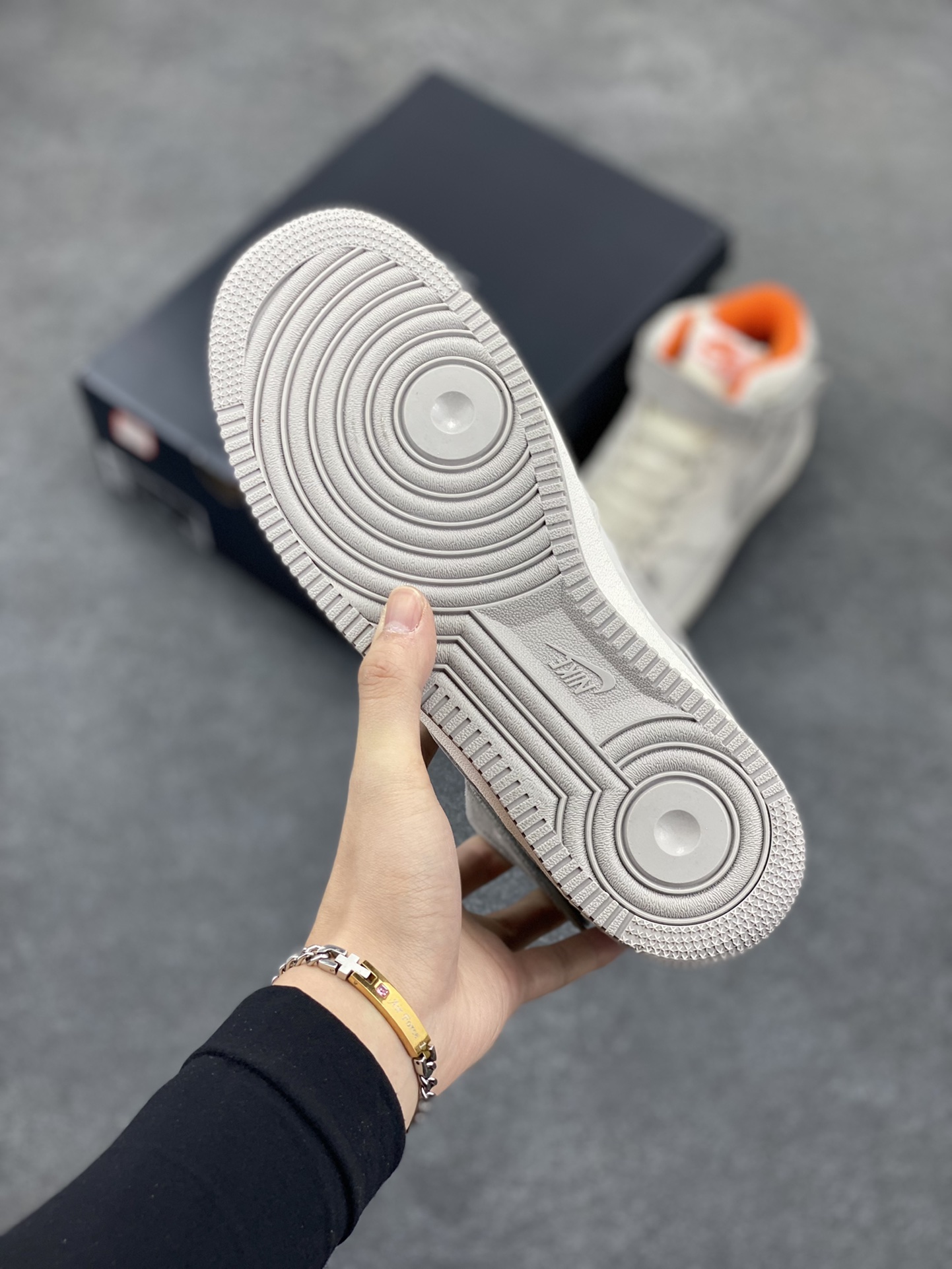 图片[5]-Nike Air Force 1 \’Mid 07 灰橙麂皮 空军一号中帮休闲板鞋 进口麂皮 3M反光 原楦头原纸板 纯正空军版型 内置全掌气垫 原厂中底钢印 货号：CQ5059-105 尺码：36 36.5 37.5 38 38.5 39 40 40.5 41 42 42.5 43 44 44.5 45-选品中心