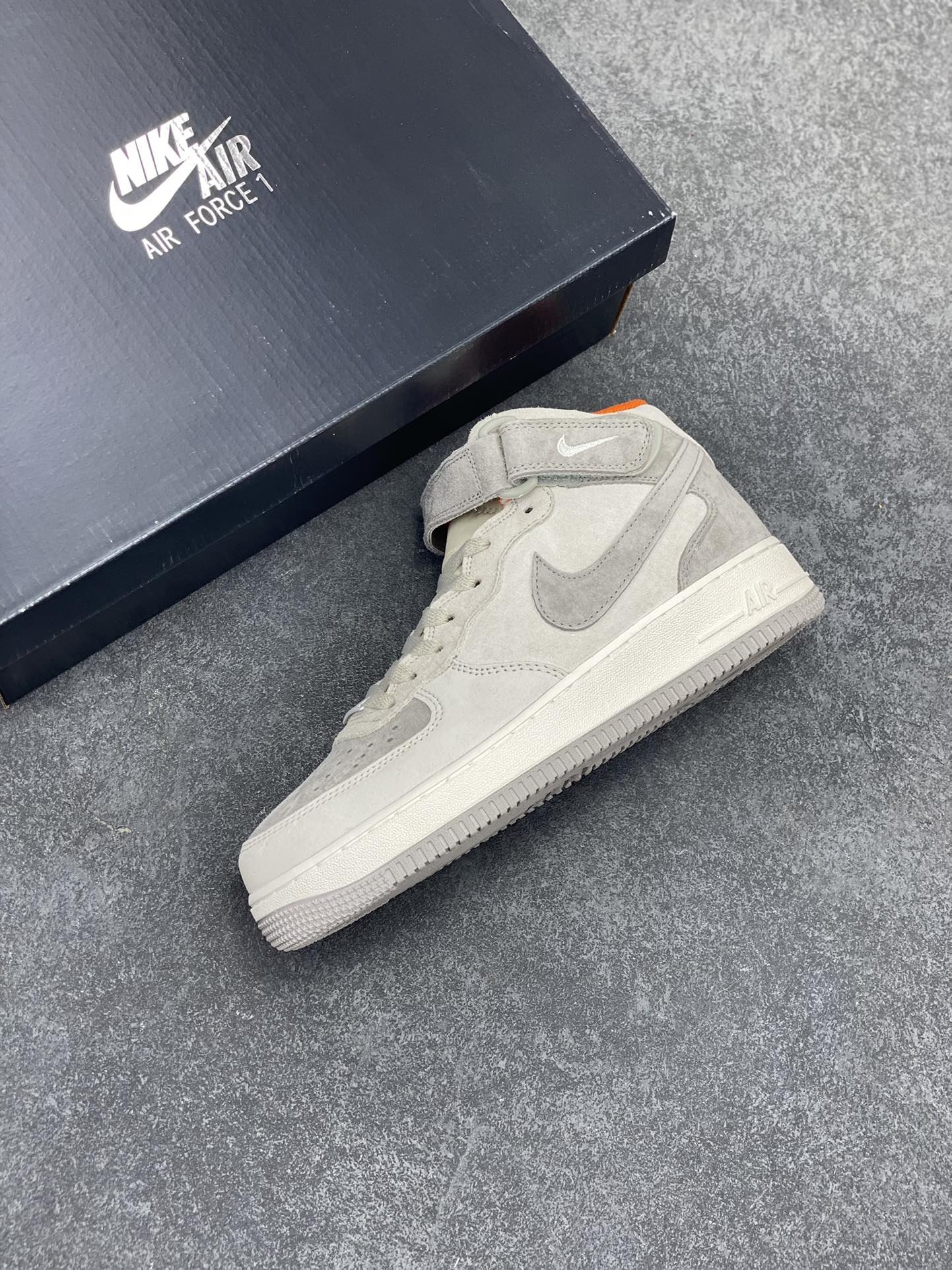 图片[7]-Nike Air Force 1 \’Mid 07 灰橙麂皮 空军一号中帮休闲板鞋 进口麂皮 3M反光 原楦头原纸板 纯正空军版型 内置全掌气垫 原厂中底钢印 货号：CQ5059-105 尺码：36 36.5 37.5 38 38.5 39 40 40.5 41 42 42.5 43 44 44.5 45-选品中心