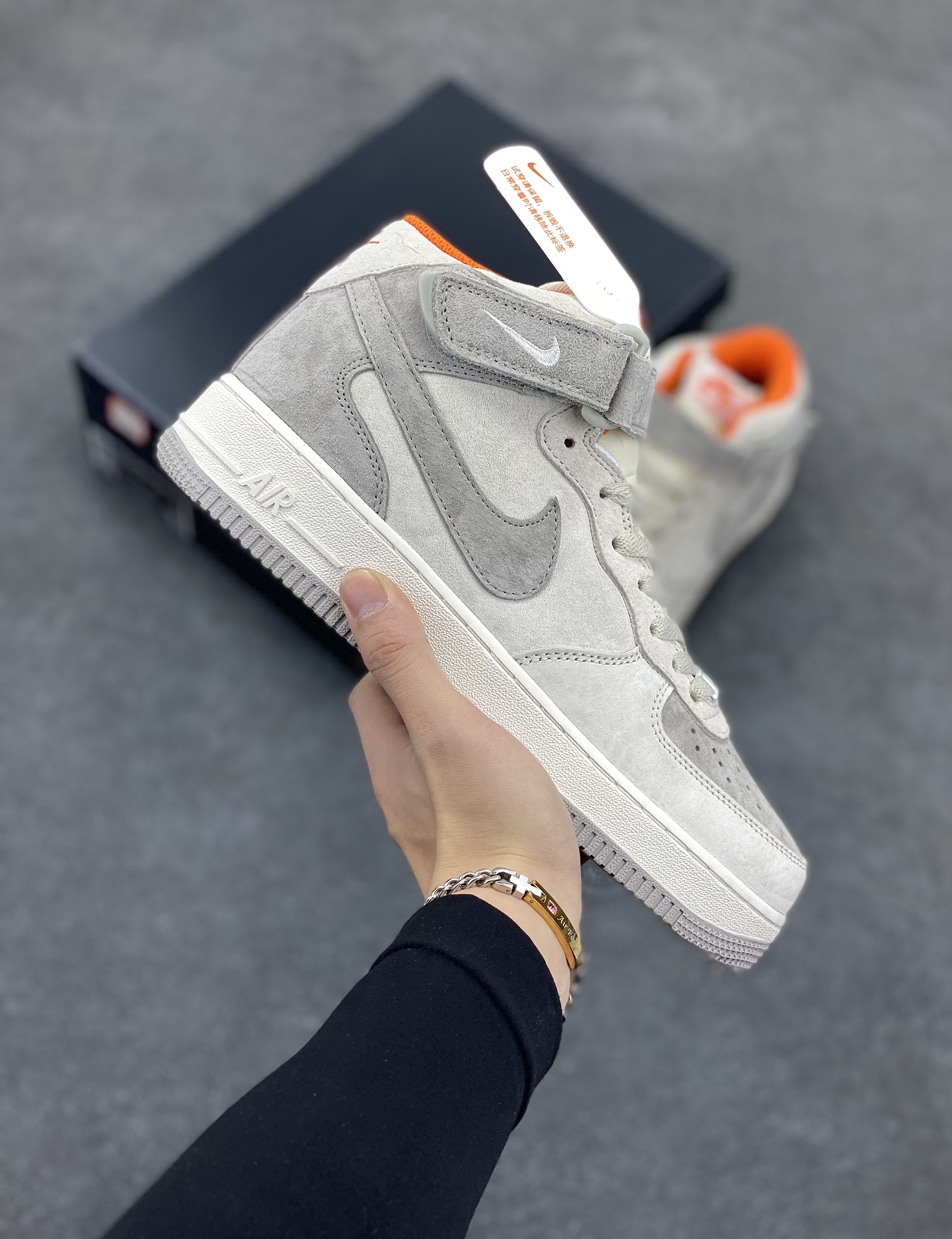 Nike Air Force 1 \’Mid 07 灰橙麂皮 空军一号中帮休闲板鞋 进口麂皮 3M反光 原楦头原纸板 纯正空军版型 内置全掌气垫 原厂中底钢印 货号:CQ5059-105 尺码:36 36.5 37.5 38 38.5 39 40 40.5 41 42 42.5 43 44 44.5 45-选品中心