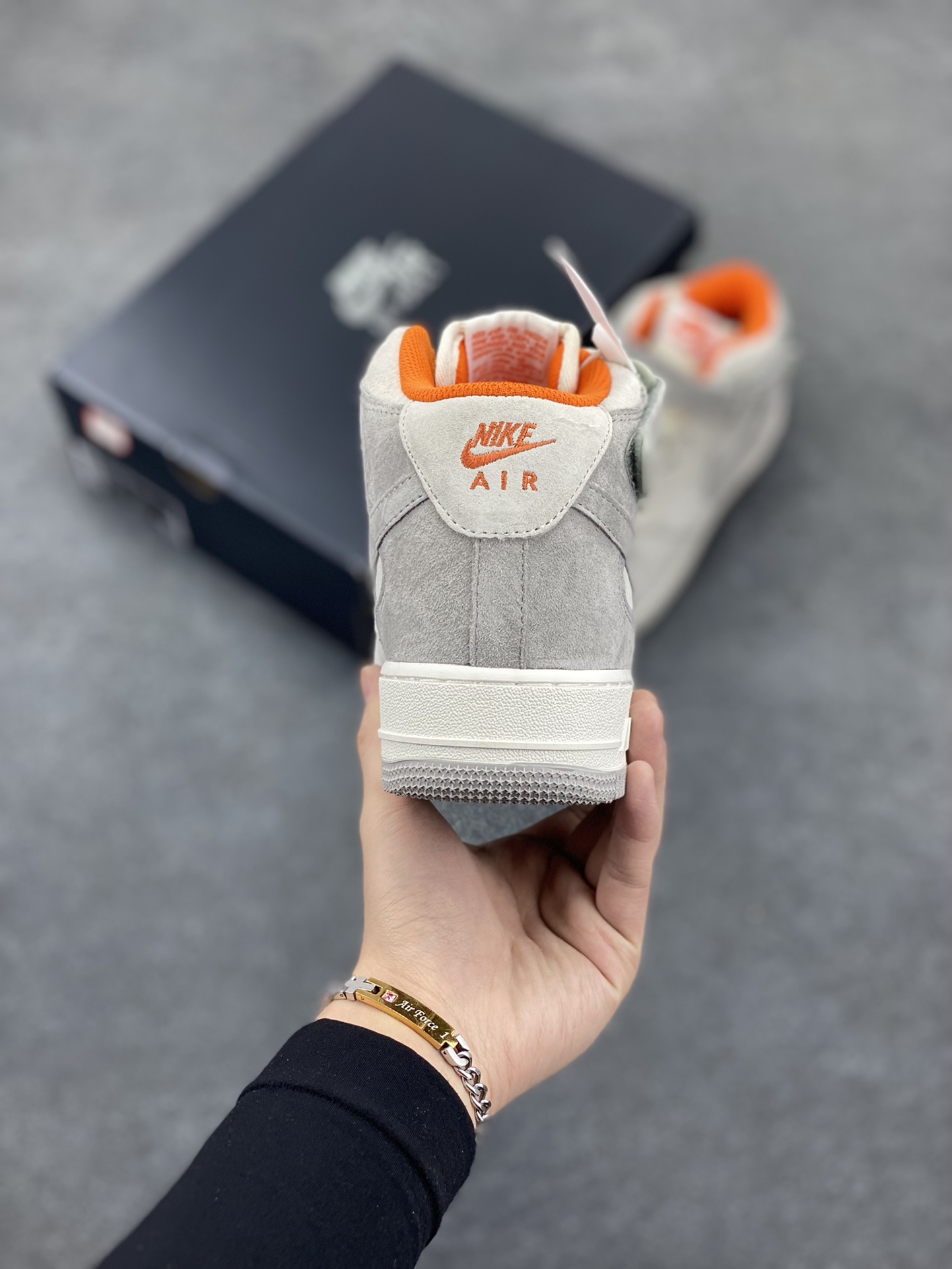 图片[4]-Nike Air Force 1 \’Mid 07 灰橙麂皮 空军一号中帮休闲板鞋 进口麂皮 3M反光 原楦头原纸板 纯正空军版型 内置全掌气垫 原厂中底钢印 货号：CQ5059-105 尺码：36 36.5 37.5 38 38.5 39 40 40.5 41 42 42.5 43 44 44.5 45-选品中心