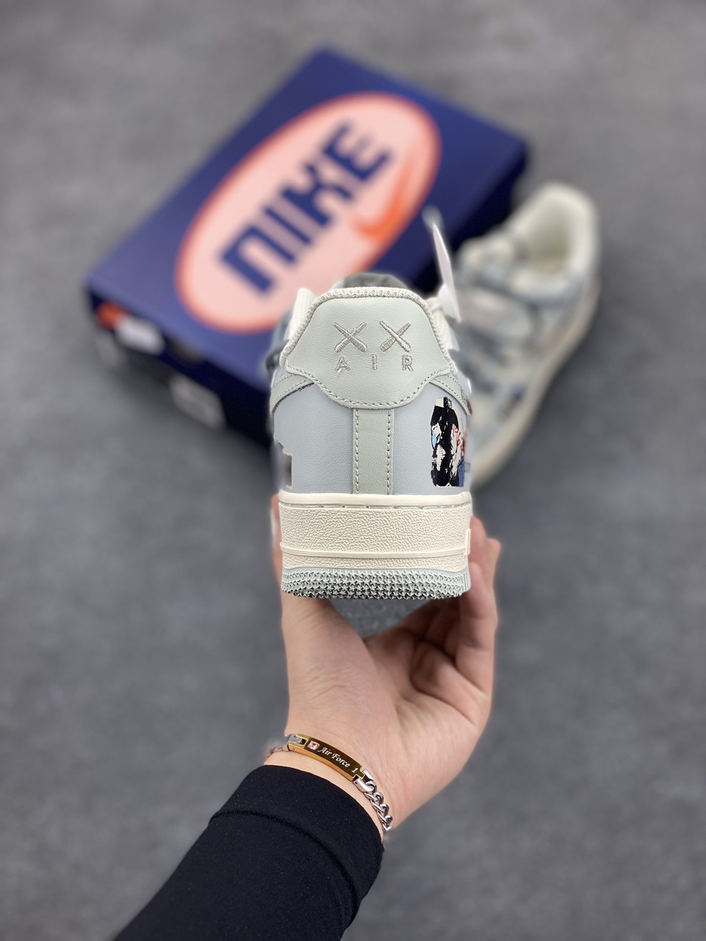 图片[4]-Nike Air Force 1 Low “Entertainment Magazine” “娱乐杂志”空军一号低帮休闲运动绑带板鞋 设计灵感来源于时尚杂志开年刊封面 娱乐圈顶流明星得穿搭一直备受关注，更是成为时尚风向标 联名的潮牌衣服配上流行的运动板鞋 是当下年轻人最喜爱的 街头就是属于每个人的T台 货号：KS6896-222 尺码：36 36.5 37.5 38 38.5 39 40 40.5 41 42 42.5 43 44 44.5 45-选品中心