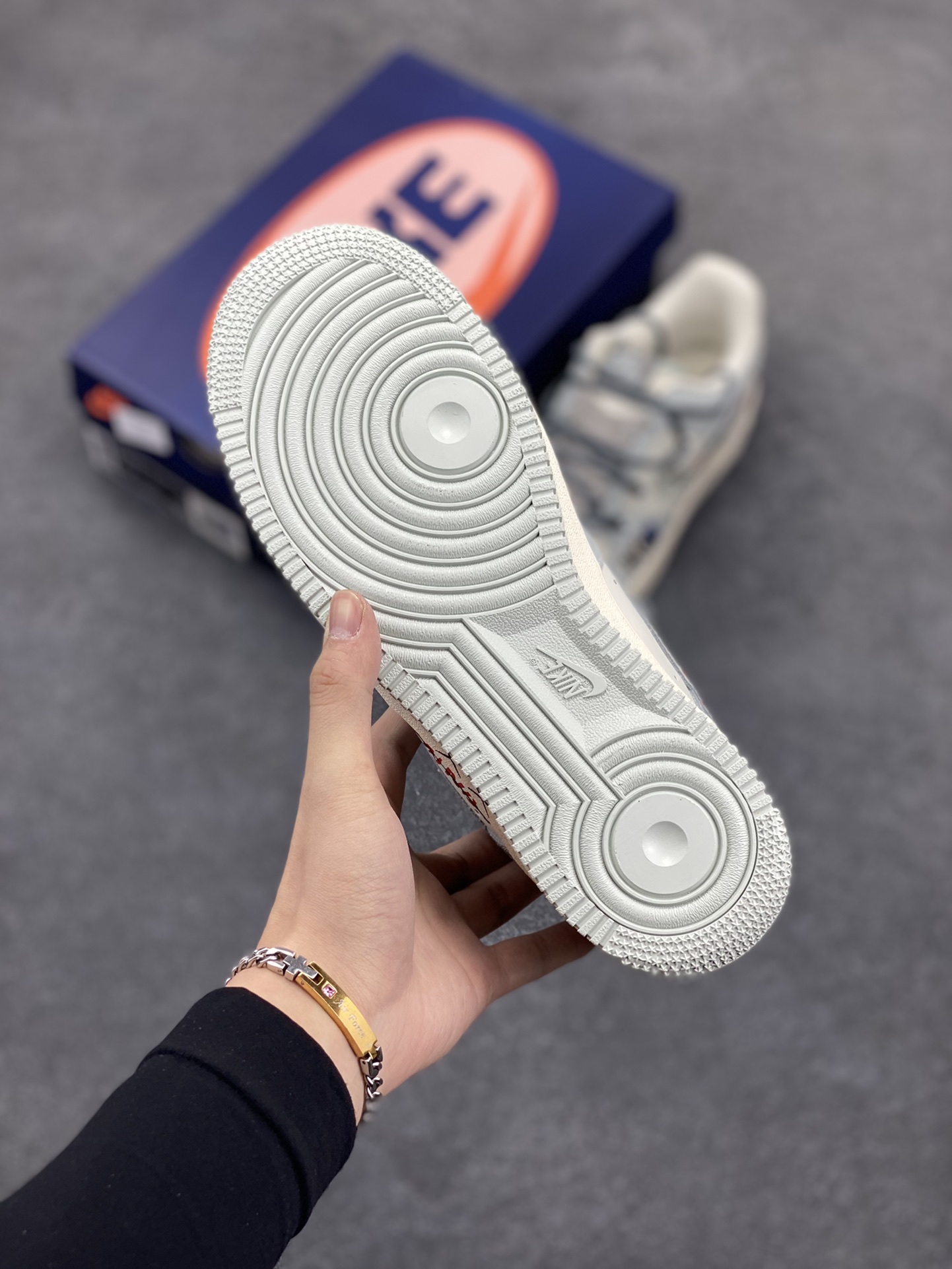 图片[5]-Nike Air Force 1 Low “Entertainment Magazine” “娱乐杂志”空军一号低帮休闲运动绑带板鞋 设计灵感来源于时尚杂志开年刊封面 娱乐圈顶流明星得穿搭一直备受关注，更是成为时尚风向标 联名的潮牌衣服配上流行的运动板鞋 是当下年轻人最喜爱的 街头就是属于每个人的T台 货号：KS6896-222 尺码：36 36.5 37.5 38 38.5 39 40 40.5 41 42 42.5 43 44 44.5 45-选品中心