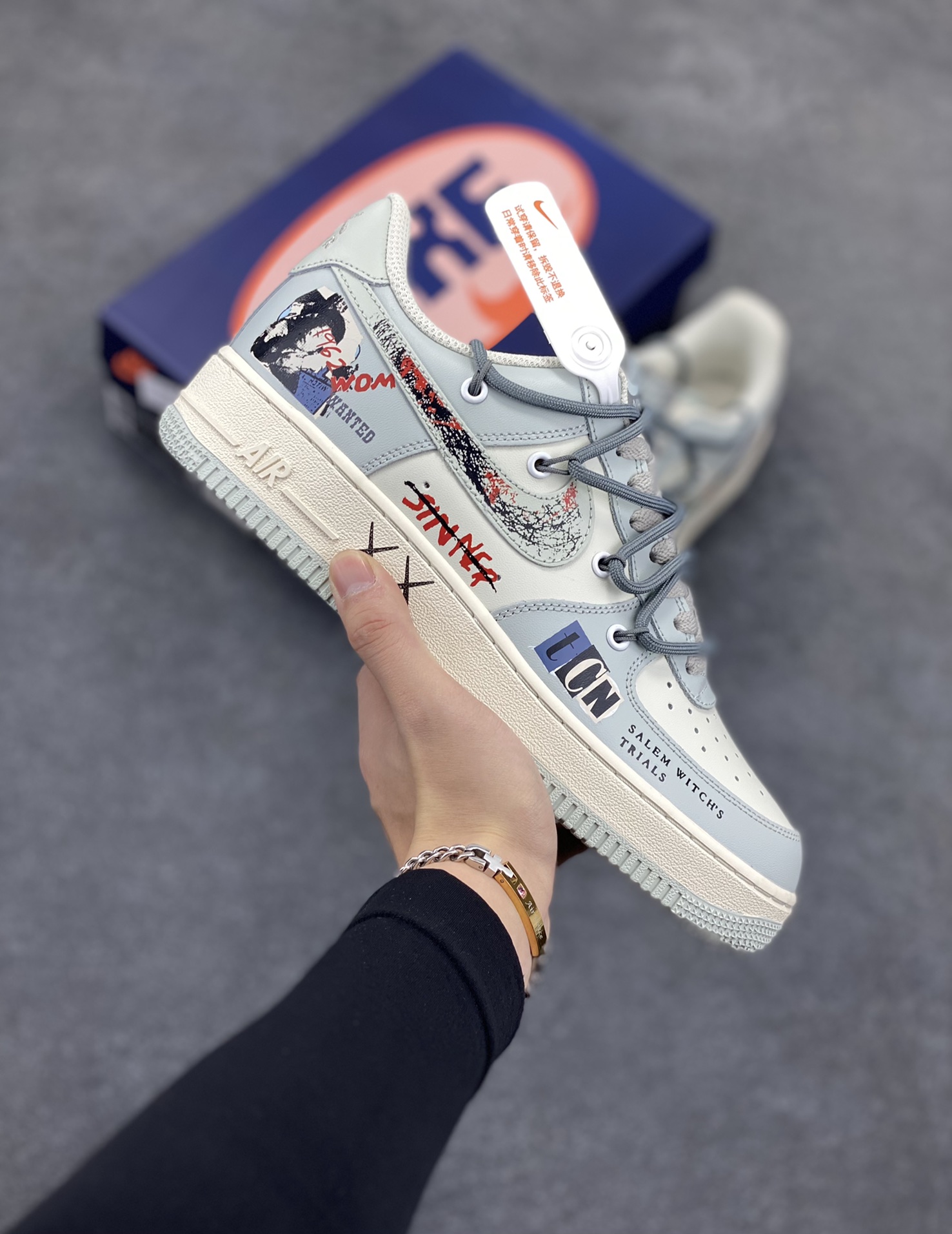 Nike Air Force 1 Low “Entertainment Magazine” “娱乐杂志”空军一号低帮休闲运动绑带板鞋 设计灵感来源于时尚杂志开年刊封面 娱乐圈顶流明星得穿搭一直备受关注，更是成为时尚风向标 联名的潮牌衣服配上流行的运动板鞋 是当下年轻人最喜爱的 街头就是属于每个人的T台 货号：KS6896-222 尺码：36 36.5 37.5 38 38.5 39 40 40.5 41 42 42.5 43 44 44.5 45-选品中心