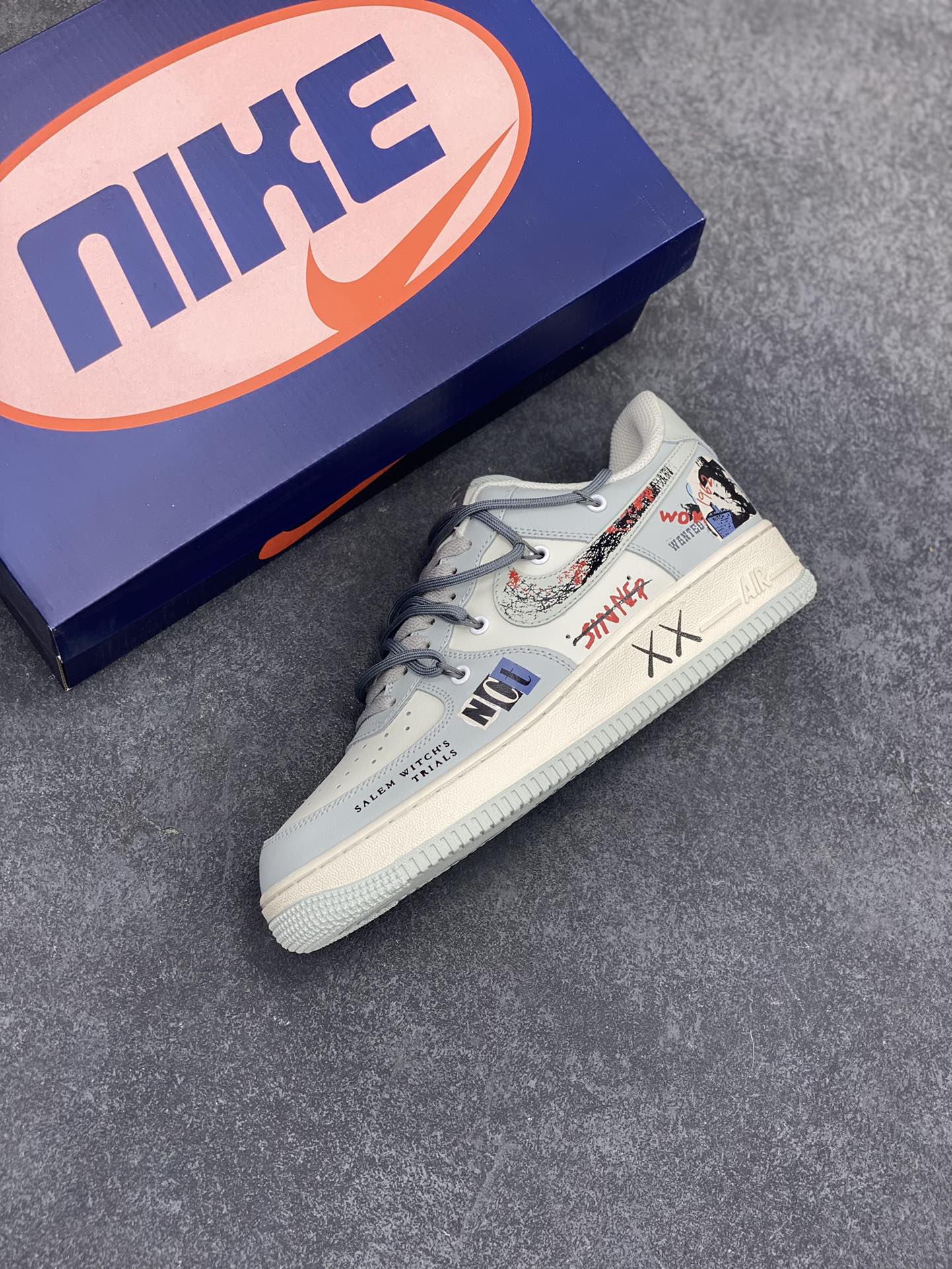 图片[7]-Nike Air Force 1 Low “Entertainment Magazine” “娱乐杂志”空军一号低帮休闲运动绑带板鞋 设计灵感来源于时尚杂志开年刊封面 娱乐圈顶流明星得穿搭一直备受关注，更是成为时尚风向标 联名的潮牌衣服配上流行的运动板鞋 是当下年轻人最喜爱的 街头就是属于每个人的T台 货号：KS6896-222 尺码：36 36.5 37.5 38 38.5 39 40 40.5 41 42 42.5 43 44 44.5 45-选品中心