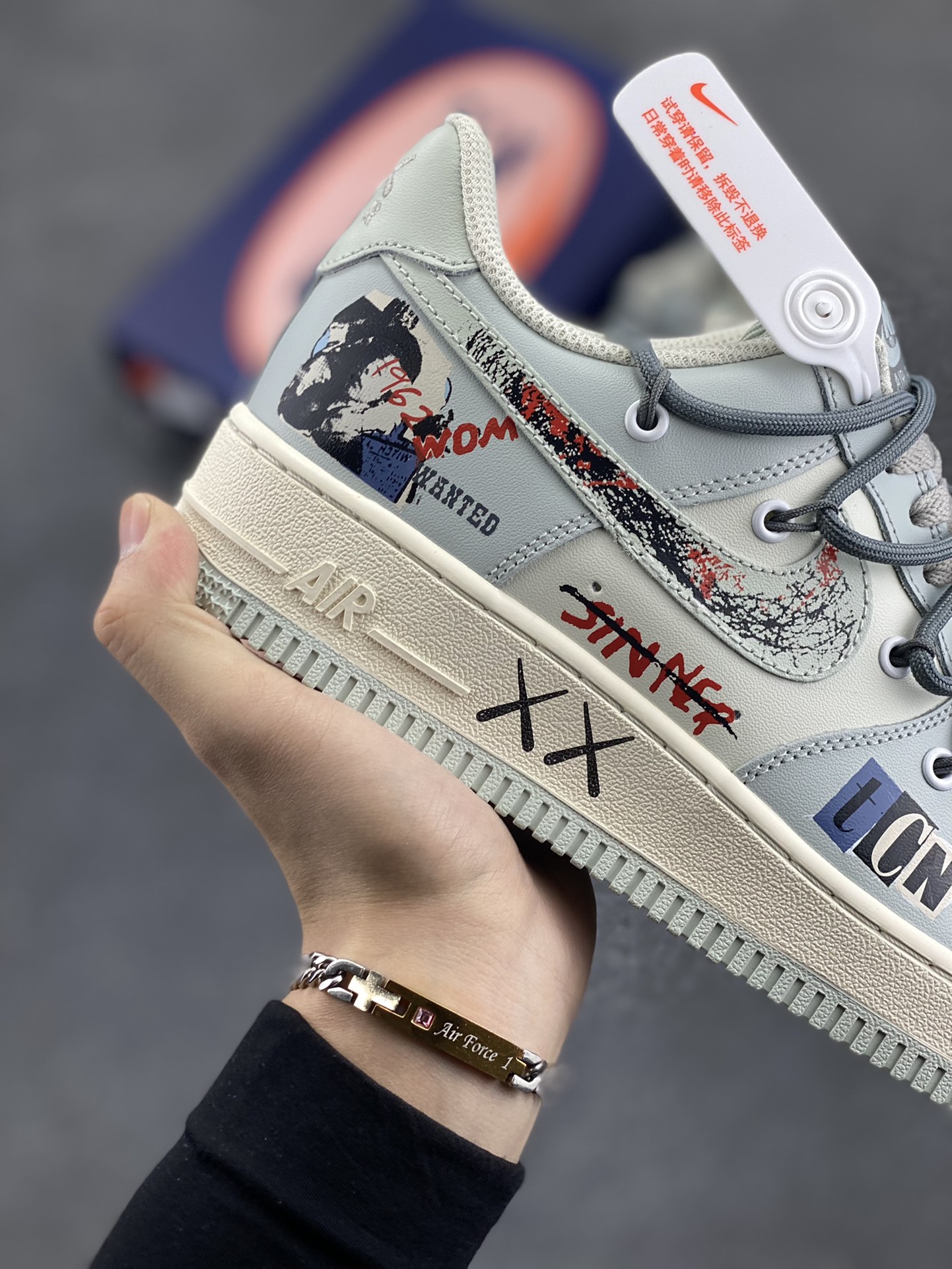 图片[6]-Nike Air Force 1 Low “Entertainment Magazine” “娱乐杂志”空军一号低帮休闲运动绑带板鞋 设计灵感来源于时尚杂志开年刊封面 娱乐圈顶流明星得穿搭一直备受关注，更是成为时尚风向标 联名的潮牌衣服配上流行的运动板鞋 是当下年轻人最喜爱的 街头就是属于每个人的T台 货号：KS6896-222 尺码：36 36.5 37.5 38 38.5 39 40 40.5 41 42 42.5 43 44 44.5 45-选品中心