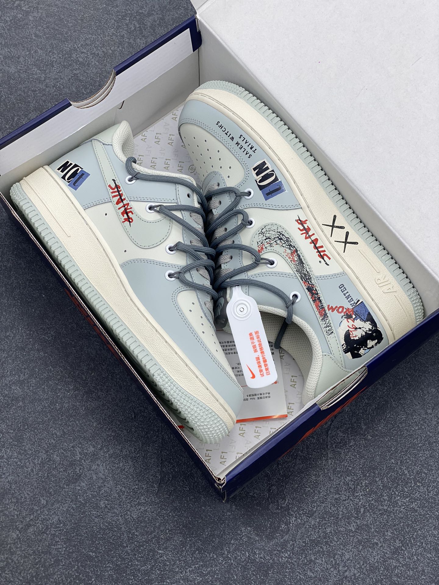 图片[9]-Nike Air Force 1 Low “Entertainment Magazine” “娱乐杂志”空军一号低帮休闲运动绑带板鞋 设计灵感来源于时尚杂志开年刊封面 娱乐圈顶流明星得穿搭一直备受关注，更是成为时尚风向标 联名的潮牌衣服配上流行的运动板鞋 是当下年轻人最喜爱的 街头就是属于每个人的T台 货号：KS6896-222 尺码：36 36.5 37.5 38 38.5 39 40 40.5 41 42 42.5 43 44 44.5 45-选品中心