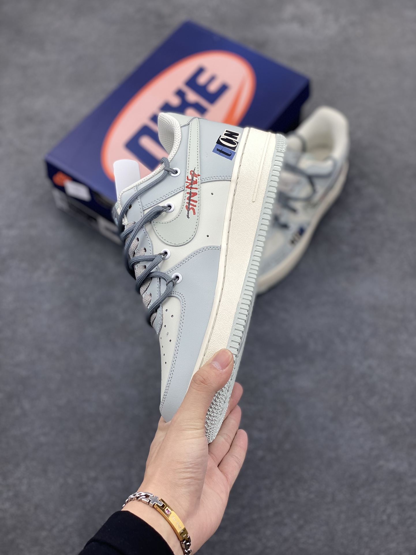 图片[3]-Nike Air Force 1 Low “Entertainment Magazine” “娱乐杂志”空军一号低帮休闲运动绑带板鞋 设计灵感来源于时尚杂志开年刊封面 娱乐圈顶流明星得穿搭一直备受关注，更是成为时尚风向标 联名的潮牌衣服配上流行的运动板鞋 是当下年轻人最喜爱的 街头就是属于每个人的T台 货号：KS6896-222 尺码：36 36.5 37.5 38 38.5 39 40 40.5 41 42 42.5 43 44 44.5 45-选品中心