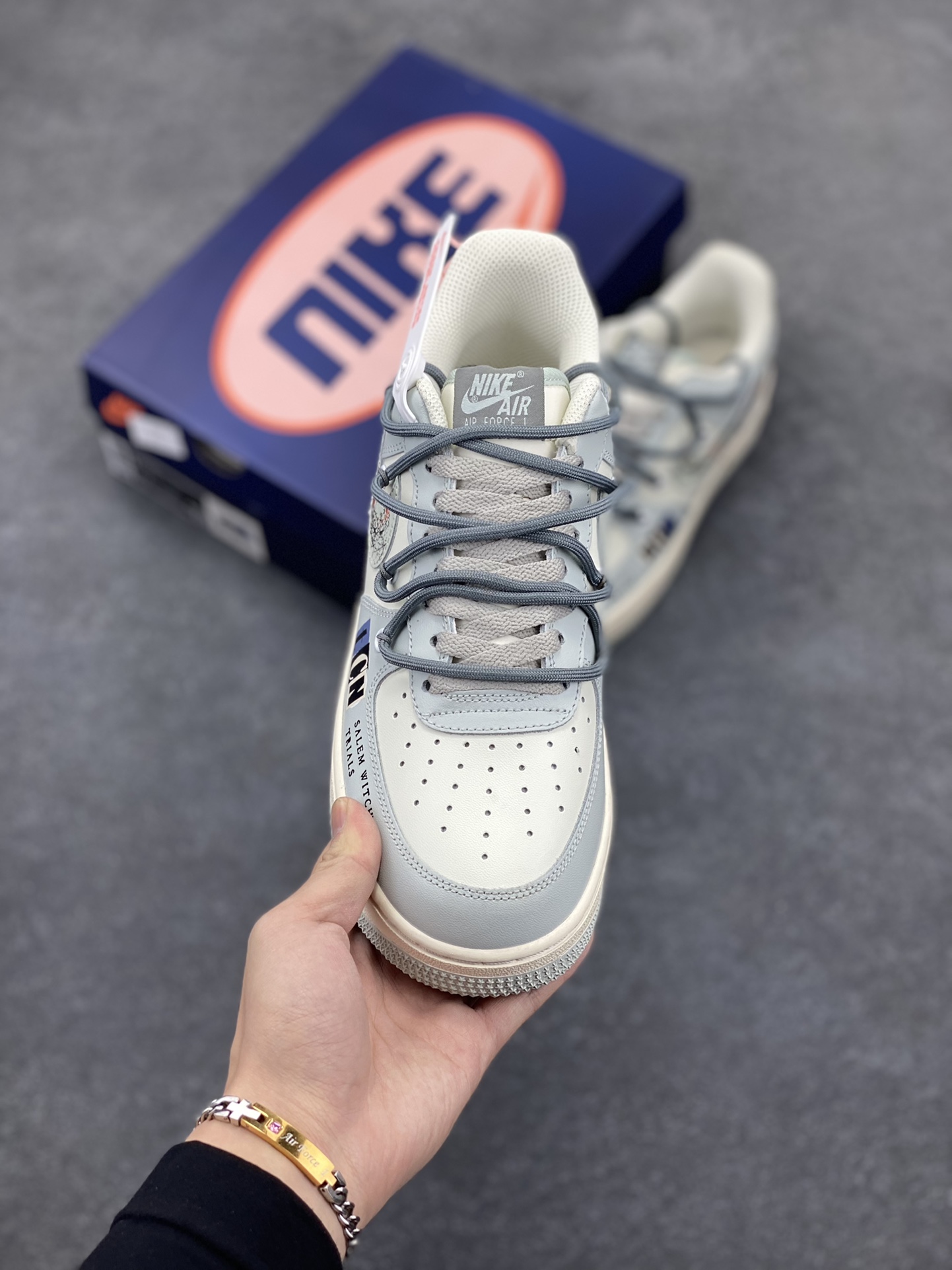 图片[2]-Nike Air Force 1 Low “Entertainment Magazine” “娱乐杂志”空军一号低帮休闲运动绑带板鞋 设计灵感来源于时尚杂志开年刊封面 娱乐圈顶流明星得穿搭一直备受关注，更是成为时尚风向标 联名的潮牌衣服配上流行的运动板鞋 是当下年轻人最喜爱的 街头就是属于每个人的T台 货号：KS6896-222 尺码：36 36.5 37.5 38 38.5 39 40 40.5 41 42 42.5 43 44 44.5 45-选品中心