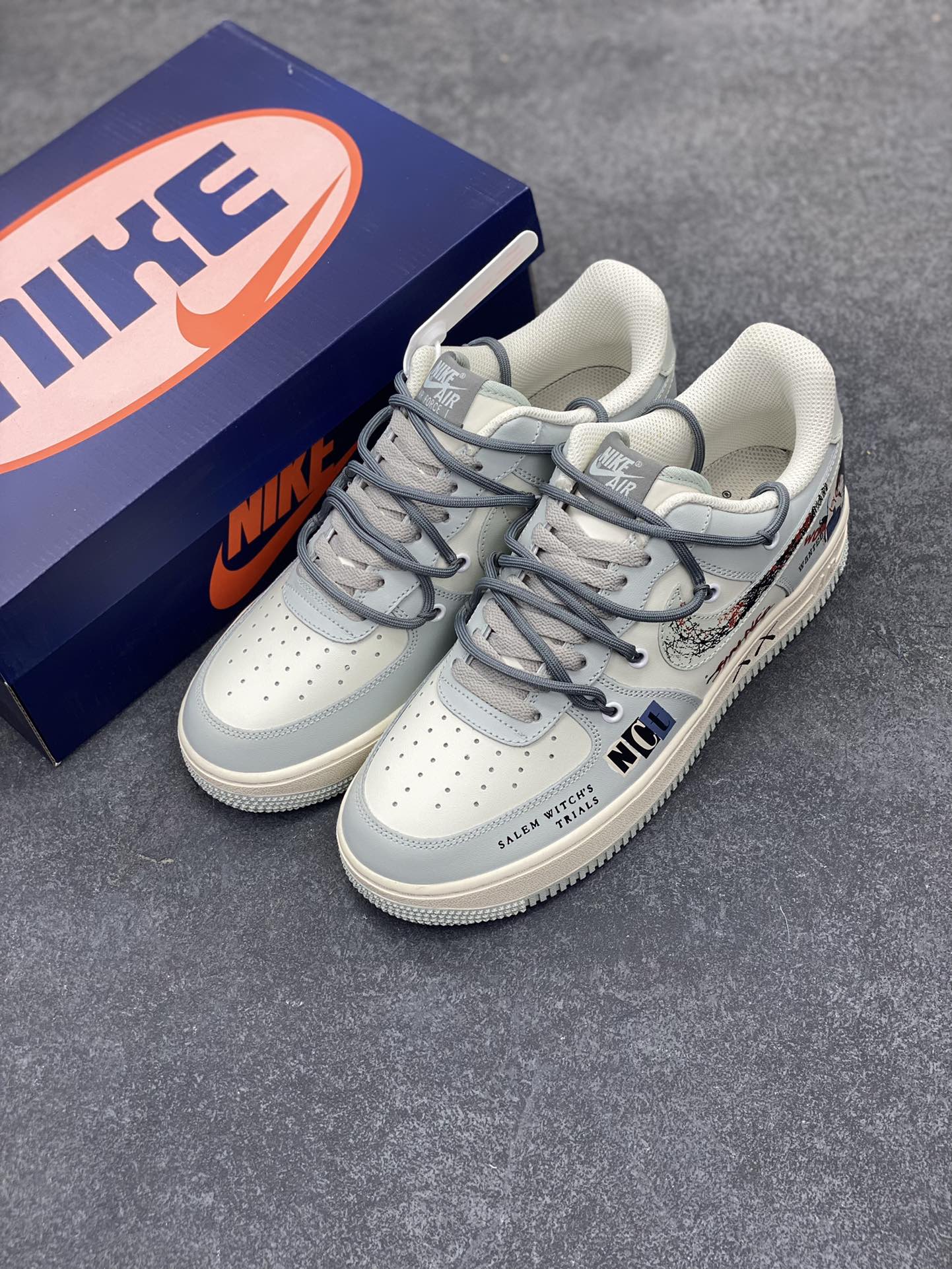 图片[8]-Nike Air Force 1 Low “Entertainment Magazine” “娱乐杂志”空军一号低帮休闲运动绑带板鞋 设计灵感来源于时尚杂志开年刊封面 娱乐圈顶流明星得穿搭一直备受关注，更是成为时尚风向标 联名的潮牌衣服配上流行的运动板鞋 是当下年轻人最喜爱的 街头就是属于每个人的T台 货号：KS6896-222 尺码：36 36.5 37.5 38 38.5 39 40 40.5 41 42 42.5 43 44 44.5 45-选品中心