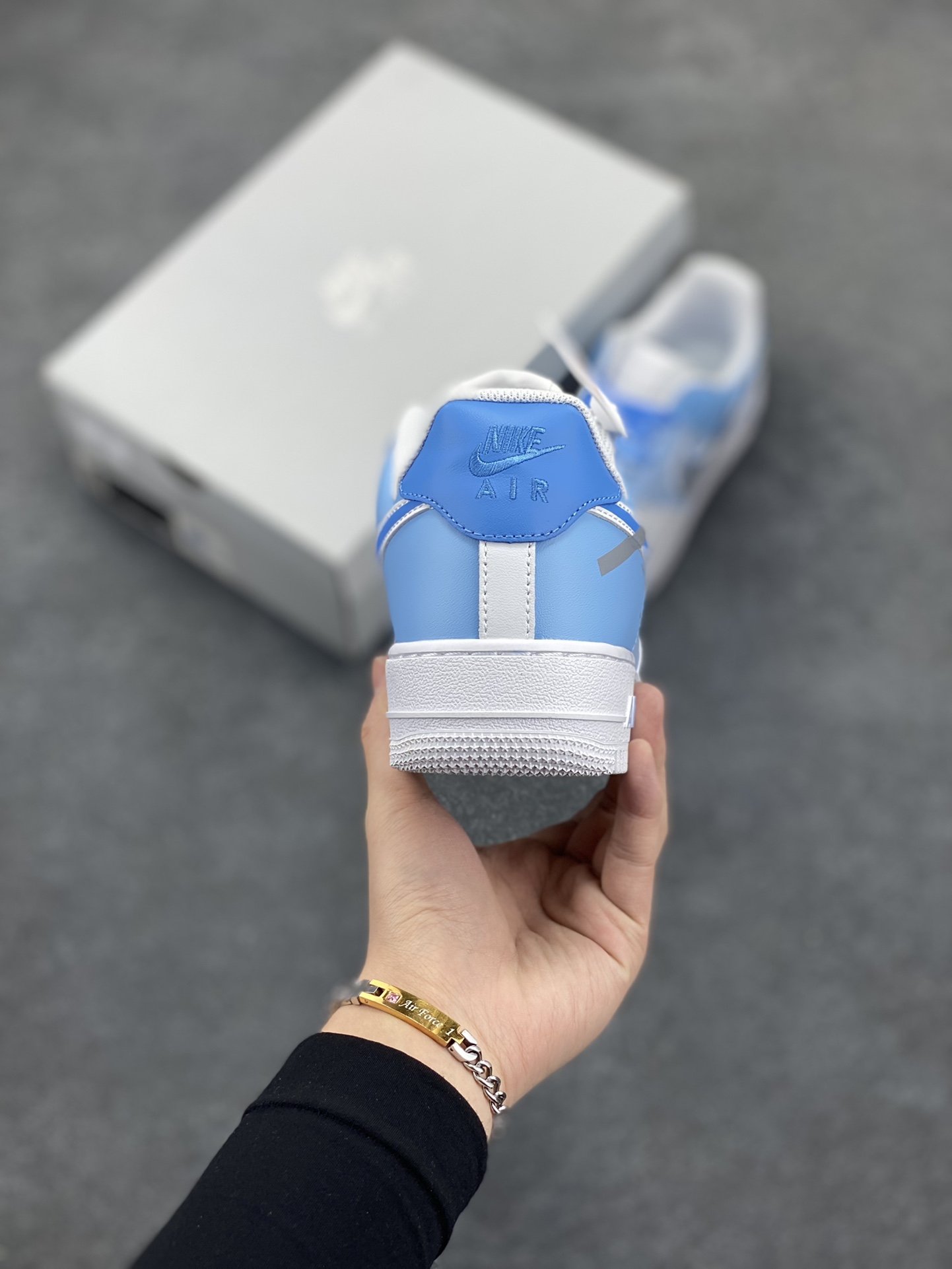 图片[4]-“二次元断勾”订制空军一号板鞋 该定制版球鞋选用原鞋款Nike Air Force 1\’07空军一号低帮休，设计灵感来源于二次元漫画风，鞋面手绘渐变的蓝色色块，加上断勾设计，十分吸睛，整体配色简约，上脚百搭! 货号：CW2288-952 尺码：36 36.5 37.5 38 38.5 39 40 40.5 41 42 42.5 43 44 44.5 45-选品中心