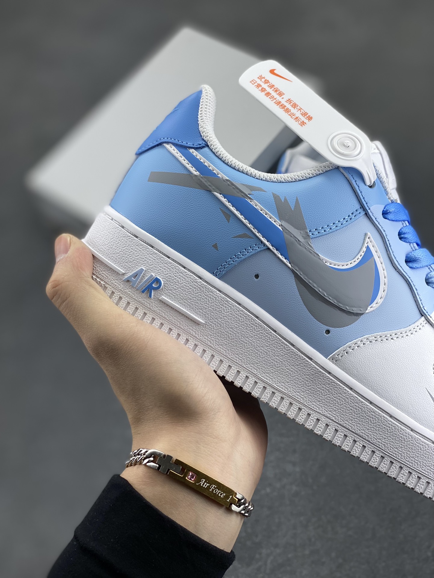 图片[6]-“二次元断勾”订制空军一号板鞋 该定制版球鞋选用原鞋款Nike Air Force 1\’07空军一号低帮休，设计灵感来源于二次元漫画风，鞋面手绘渐变的蓝色色块，加上断勾设计，十分吸睛，整体配色简约，上脚百搭! 货号：CW2288-952 尺码：36 36.5 37.5 38 38.5 39 40 40.5 41 42 42.5 43 44 44.5 45-选品中心