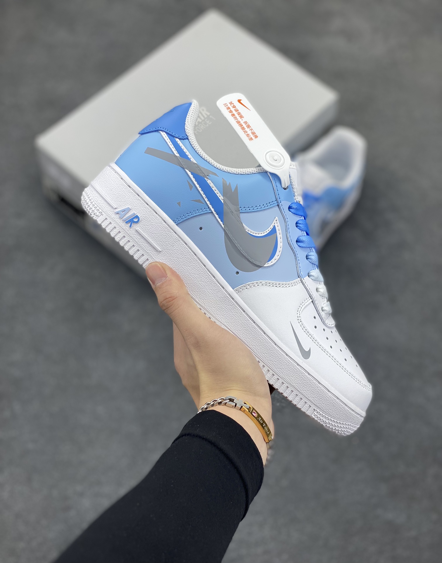 “二次元断勾”订制空军一号板鞋 该定制版球鞋选用原鞋款Nike Air Force 1\’07空军一号低帮休,设计灵感来源于二次元漫画风,鞋面手绘渐变的蓝色色块,加上断勾设计,十分吸睛,整体配色简约,上脚百搭! 货号:CW2288-952 尺码:36 36.5 37.5 38 38.5 39 40 40.5 41 42 42.5 43 44 44.5 45-选品中心