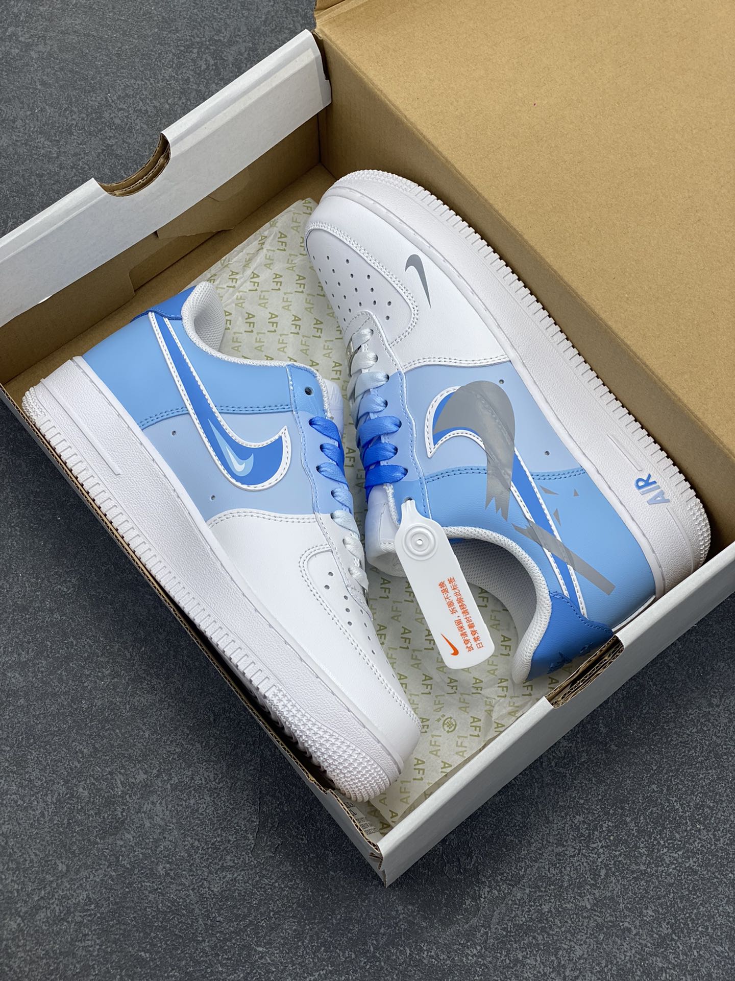 图片[9]-“二次元断勾”订制空军一号板鞋 该定制版球鞋选用原鞋款Nike Air Force 1\’07空军一号低帮休，设计灵感来源于二次元漫画风，鞋面手绘渐变的蓝色色块，加上断勾设计，十分吸睛，整体配色简约，上脚百搭! 货号：CW2288-952 尺码：36 36.5 37.5 38 38.5 39 40 40.5 41 42 42.5 43 44 44.5 45-选品中心