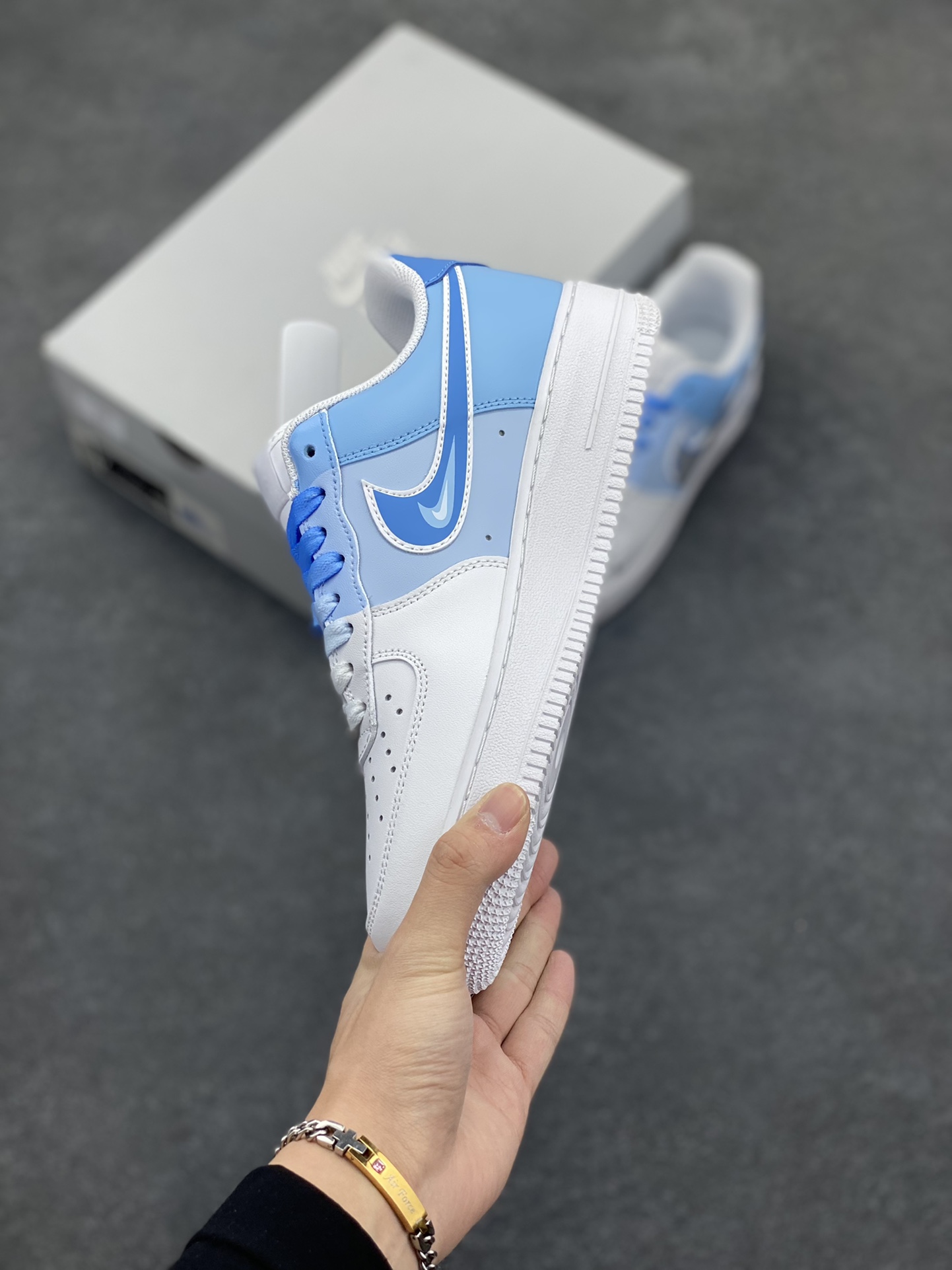 图片[3]-“二次元断勾”订制空军一号板鞋 该定制版球鞋选用原鞋款Nike Air Force 1\’07空军一号低帮休，设计灵感来源于二次元漫画风，鞋面手绘渐变的蓝色色块，加上断勾设计，十分吸睛，整体配色简约，上脚百搭! 货号：CW2288-952 尺码：36 36.5 37.5 38 38.5 39 40 40.5 41 42 42.5 43 44 44.5 45-选品中心