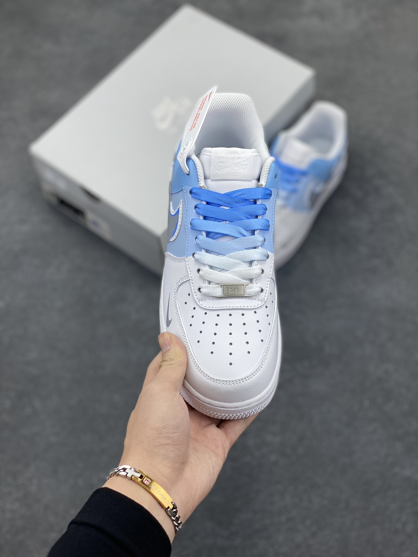 图片[2]-“二次元断勾”订制空军一号板鞋 该定制版球鞋选用原鞋款Nike Air Force 1\’07空军一号低帮休，设计灵感来源于二次元漫画风，鞋面手绘渐变的蓝色色块，加上断勾设计，十分吸睛，整体配色简约，上脚百搭! 货号：CW2288-952 尺码：36 36.5 37.5 38 38.5 39 40 40.5 41 42 42.5 43 44 44.5 45-选品中心