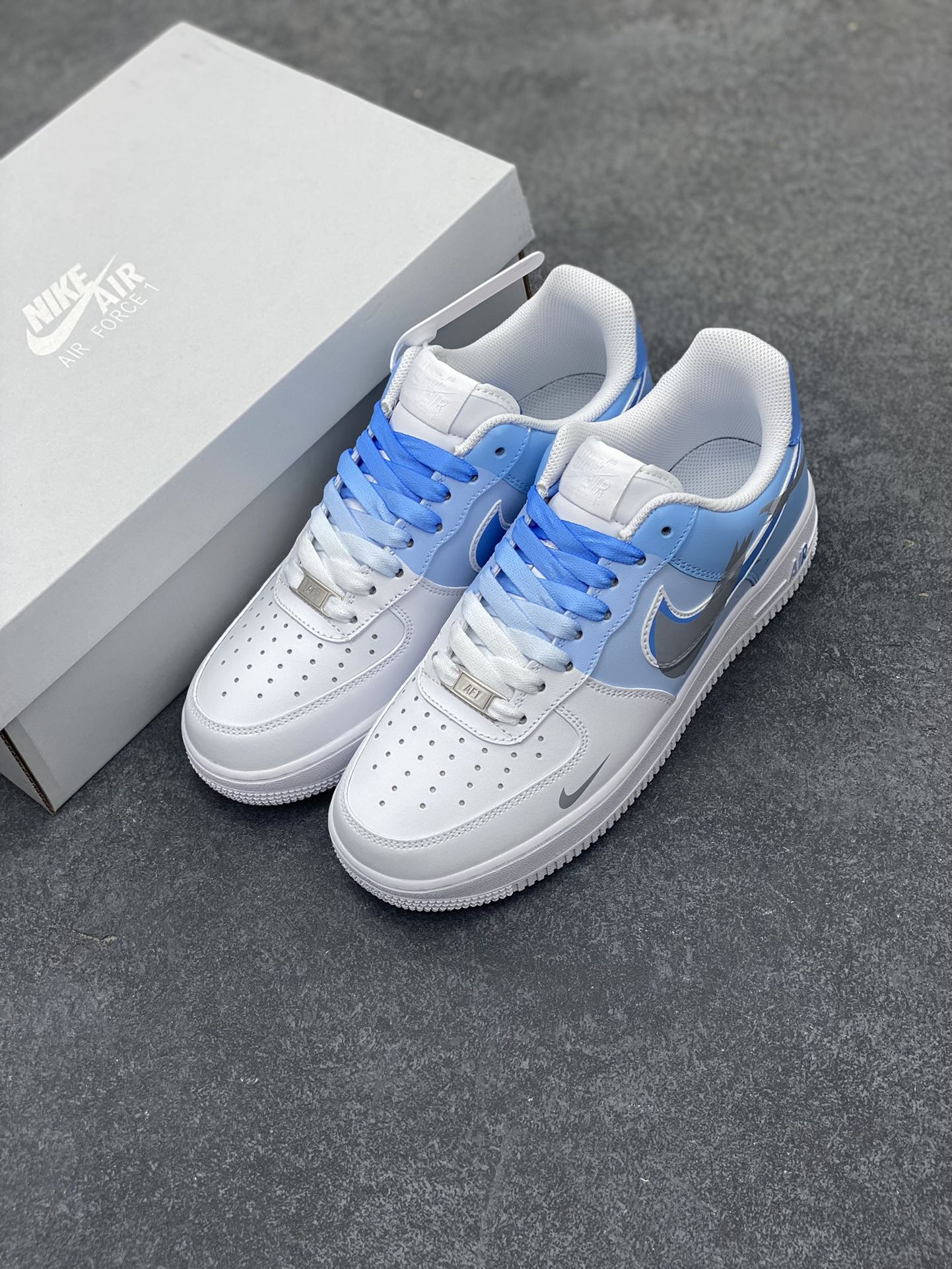 图片[8]-“二次元断勾”订制空军一号板鞋 该定制版球鞋选用原鞋款Nike Air Force 1\’07空军一号低帮休，设计灵感来源于二次元漫画风，鞋面手绘渐变的蓝色色块，加上断勾设计，十分吸睛，整体配色简约，上脚百搭! 货号：CW2288-952 尺码：36 36.5 37.5 38 38.5 39 40 40.5 41 42 42.5 43 44 44.5 45-选品中心