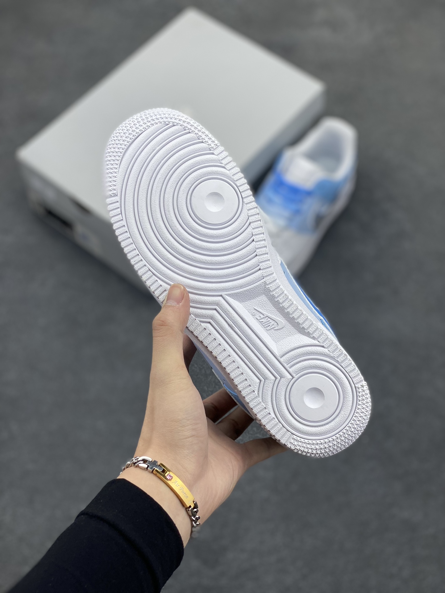 图片[5]-“二次元断勾”订制空军一号板鞋 该定制版球鞋选用原鞋款Nike Air Force 1\’07空军一号低帮休，设计灵感来源于二次元漫画风，鞋面手绘渐变的蓝色色块，加上断勾设计，十分吸睛，整体配色简约，上脚百搭! 货号：CW2288-952 尺码：36 36.5 37.5 38 38.5 39 40 40.5 41 42 42.5 43 44 44.5 45-选品中心
