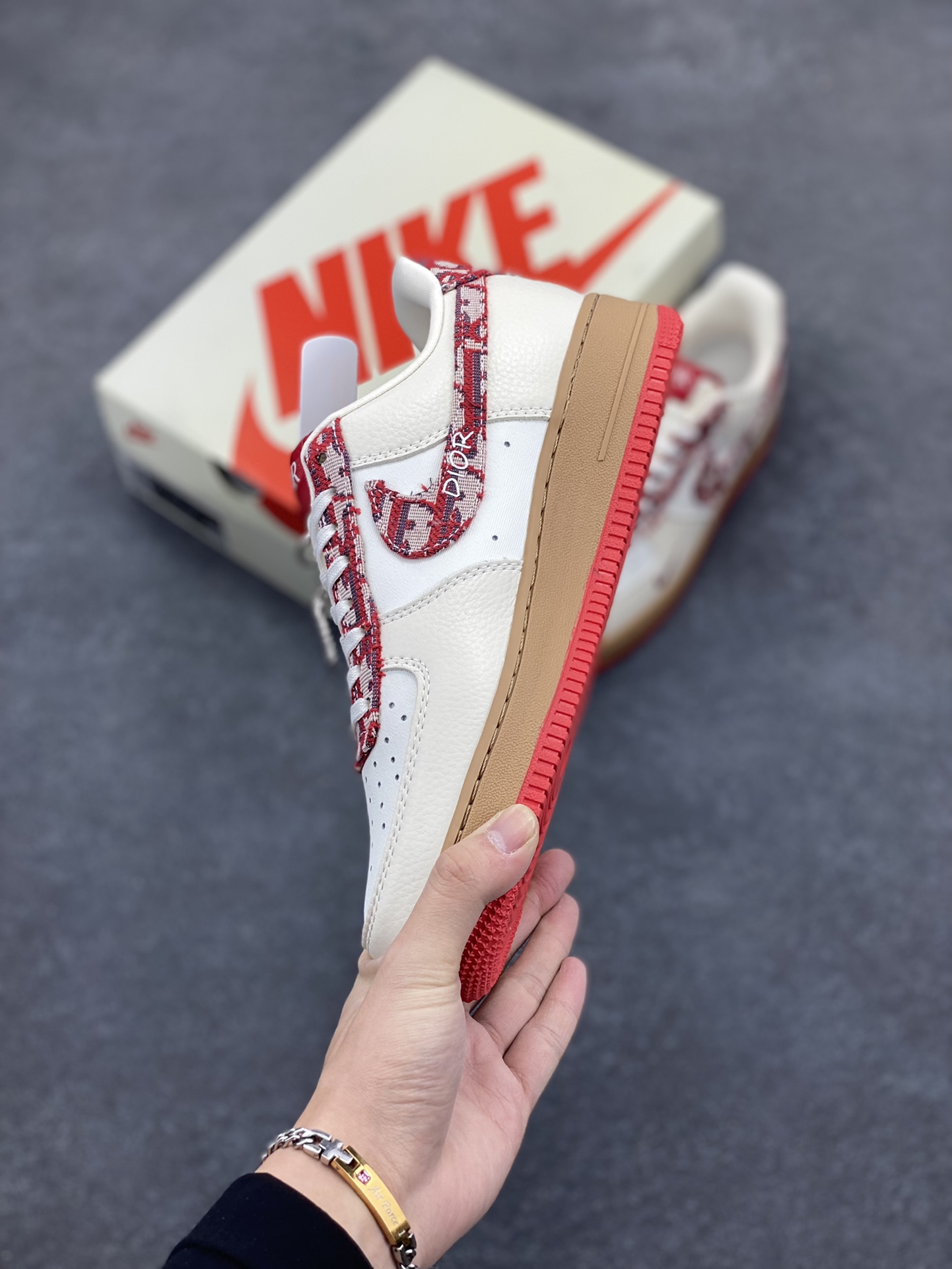 图片[3]-NIke Air Force 1 \’07 Low “迪奥联名——米红花纹”空军一号 低帮 运动鞋 休闲鞋 折边针车 工艺难度大 原楦头原纸板 原装鞋盒 定制五金配件 内置全掌气垫 原厂鞋底 货号：KK1988-049 尺码：36 36.5 37.5 38 38.5 39 40 40.5 41 42 42.5 43 44 44.5 45-选品中心